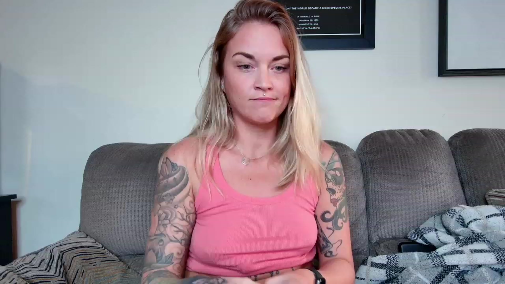 Gallery image thumbnail from Rose_Kitten's myfreecams stream on, 11/27/2023, 22:23 image 16 of 20