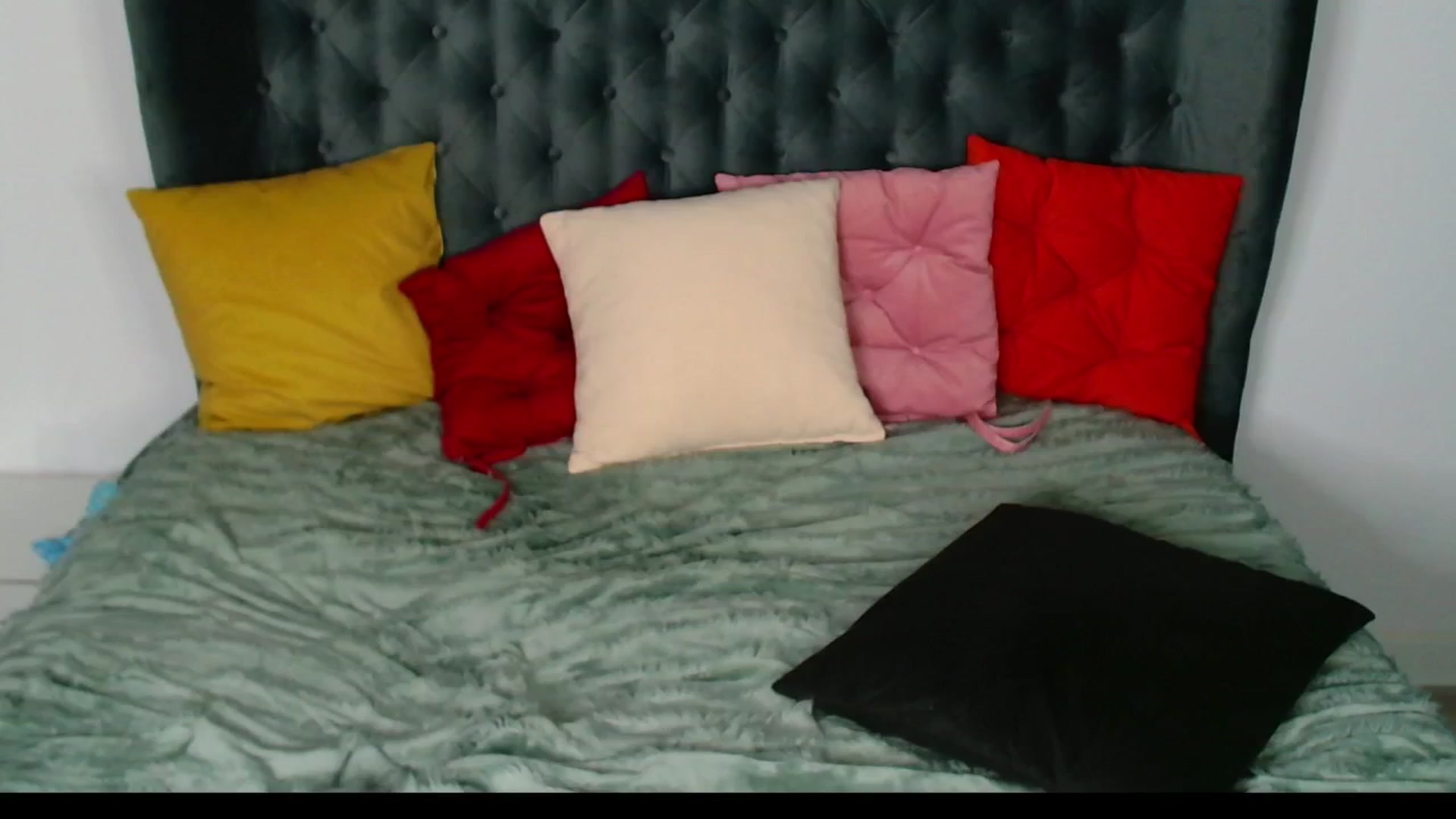 Gallery image thumbnail from Rose__Heart's myfreecams stream on, 10/18/2024, 21:32 image 16 of 20