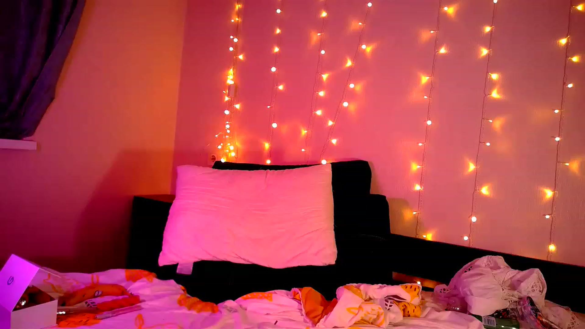 Gallery image thumbnail from Rose_n_Kiss's myfreecams stream on, 11/27/2022, 01:54 image 9 of 20