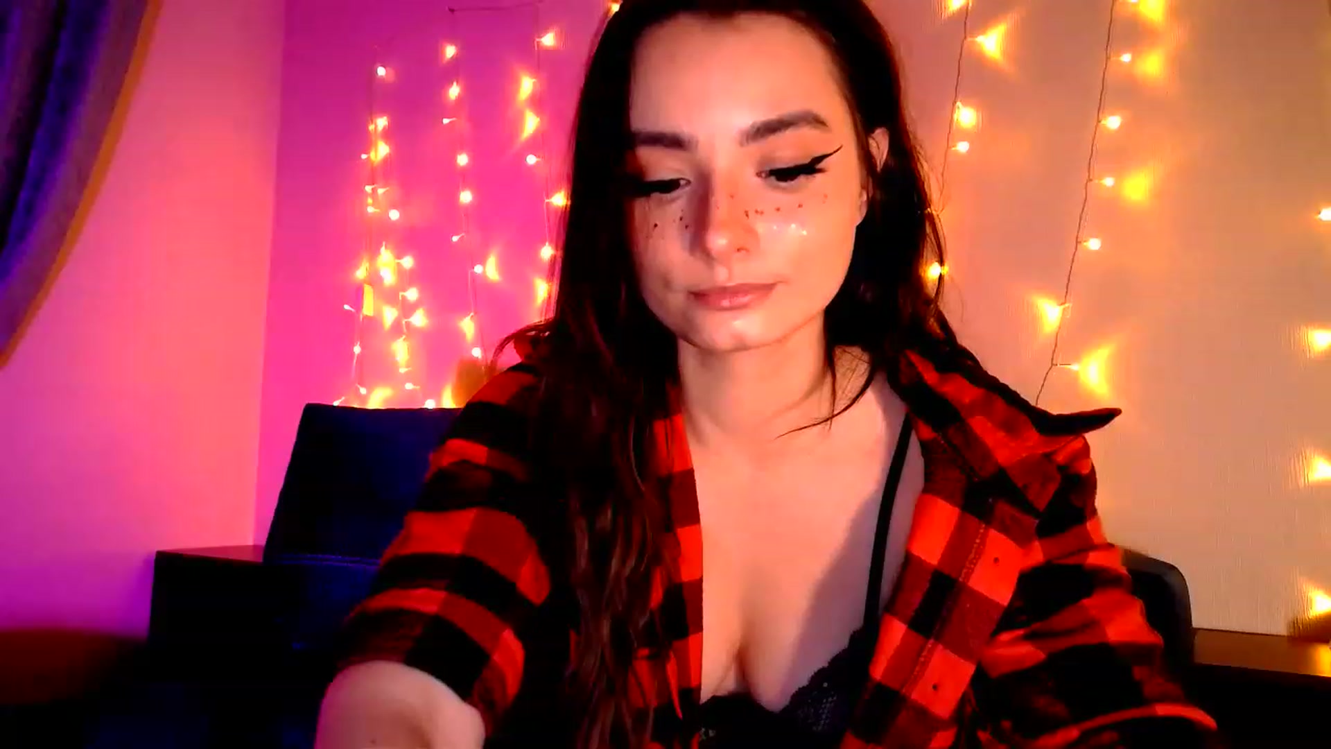 Gallery image thumbnail from Rose_n_Kiss's myfreecams stream on, 12/27/2022, 24:38 image 5 of 20