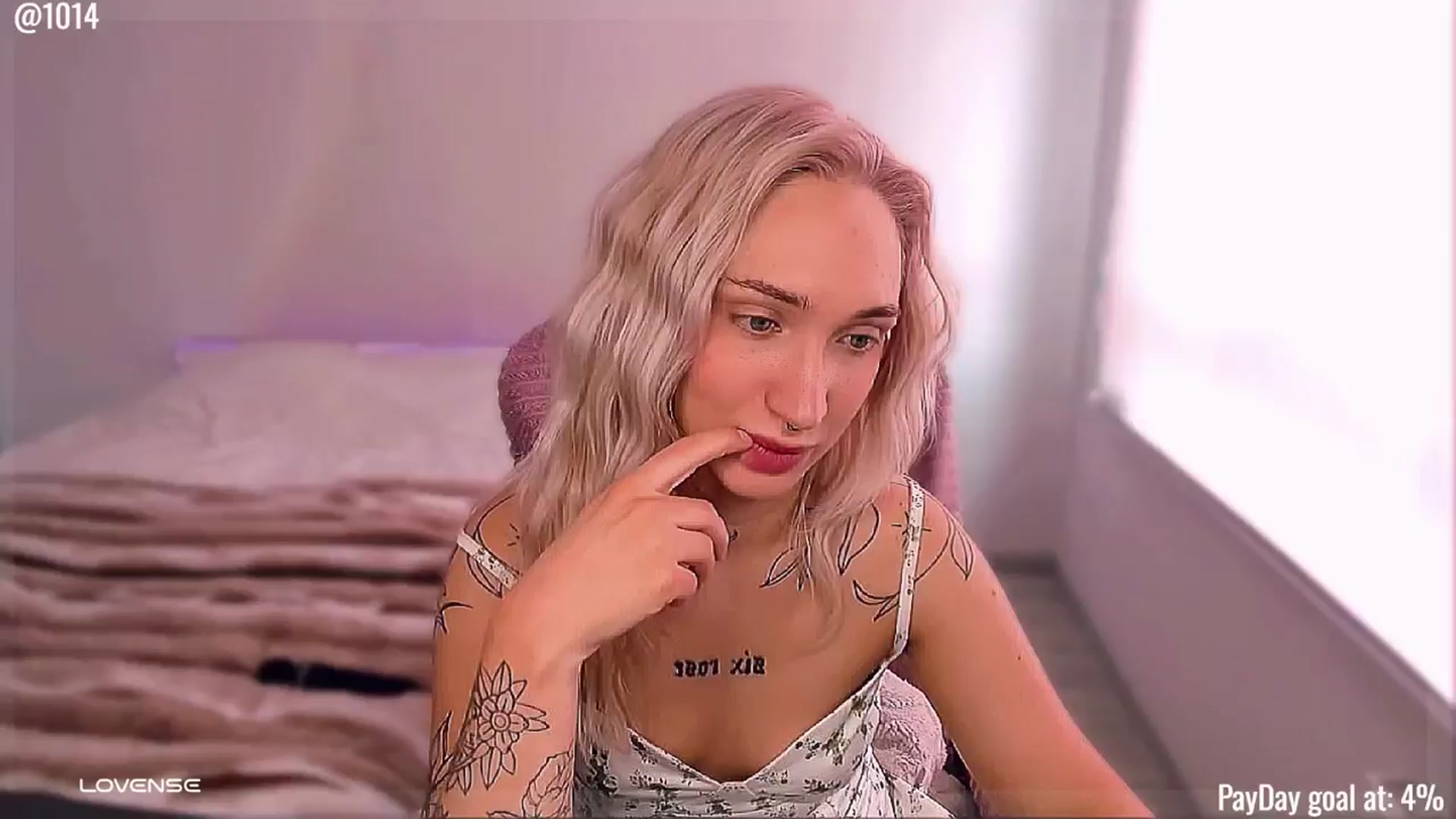 Gallery image thumbnail from Roselyn_'s myfreecams stream on, 04/21/2026, 06:46 image 1 of 20