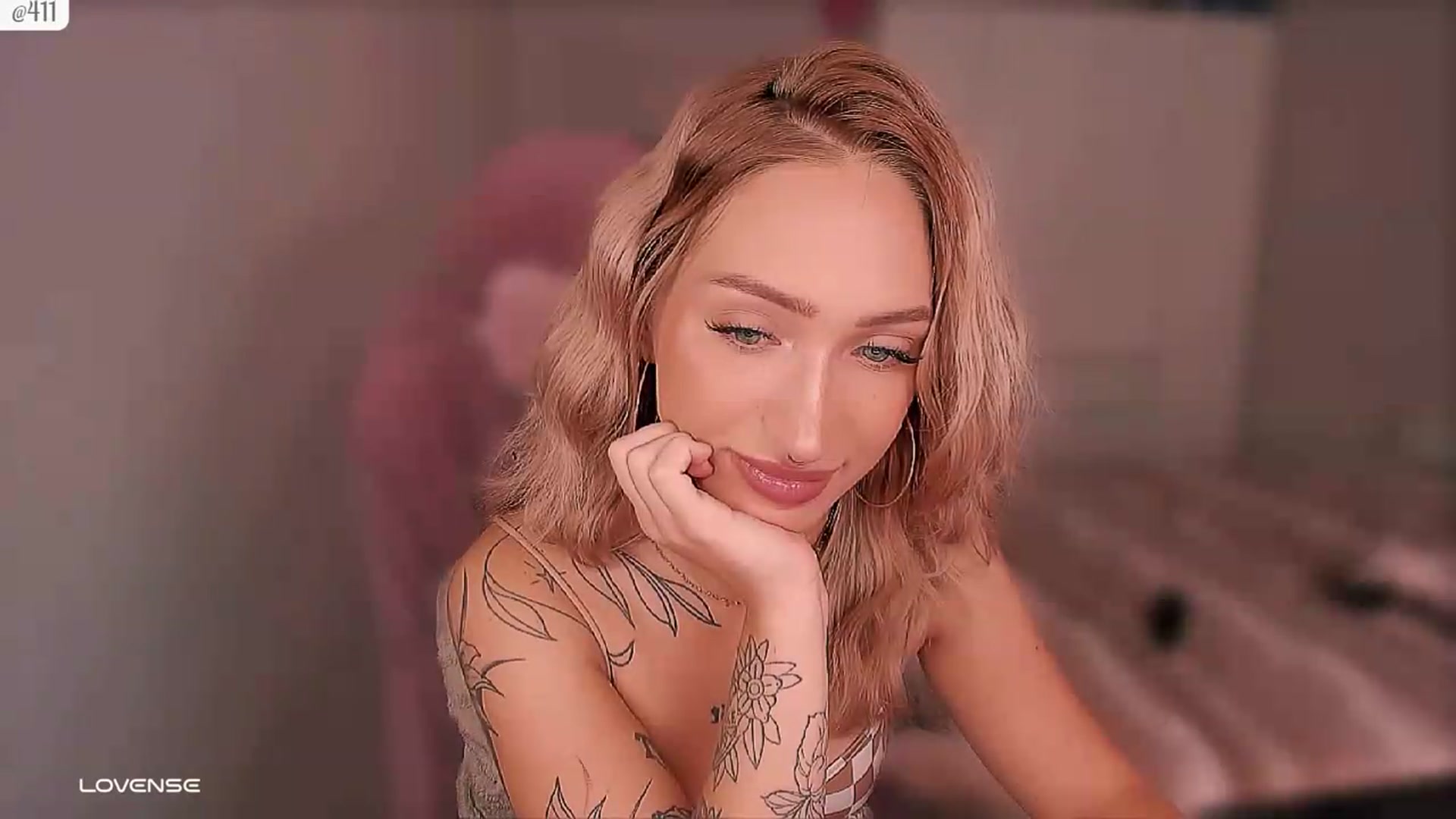 Gallery image thumbnail from Roselyn_'s myfreecams stream on, 09/14/2026, 04:39 image 8 of 20