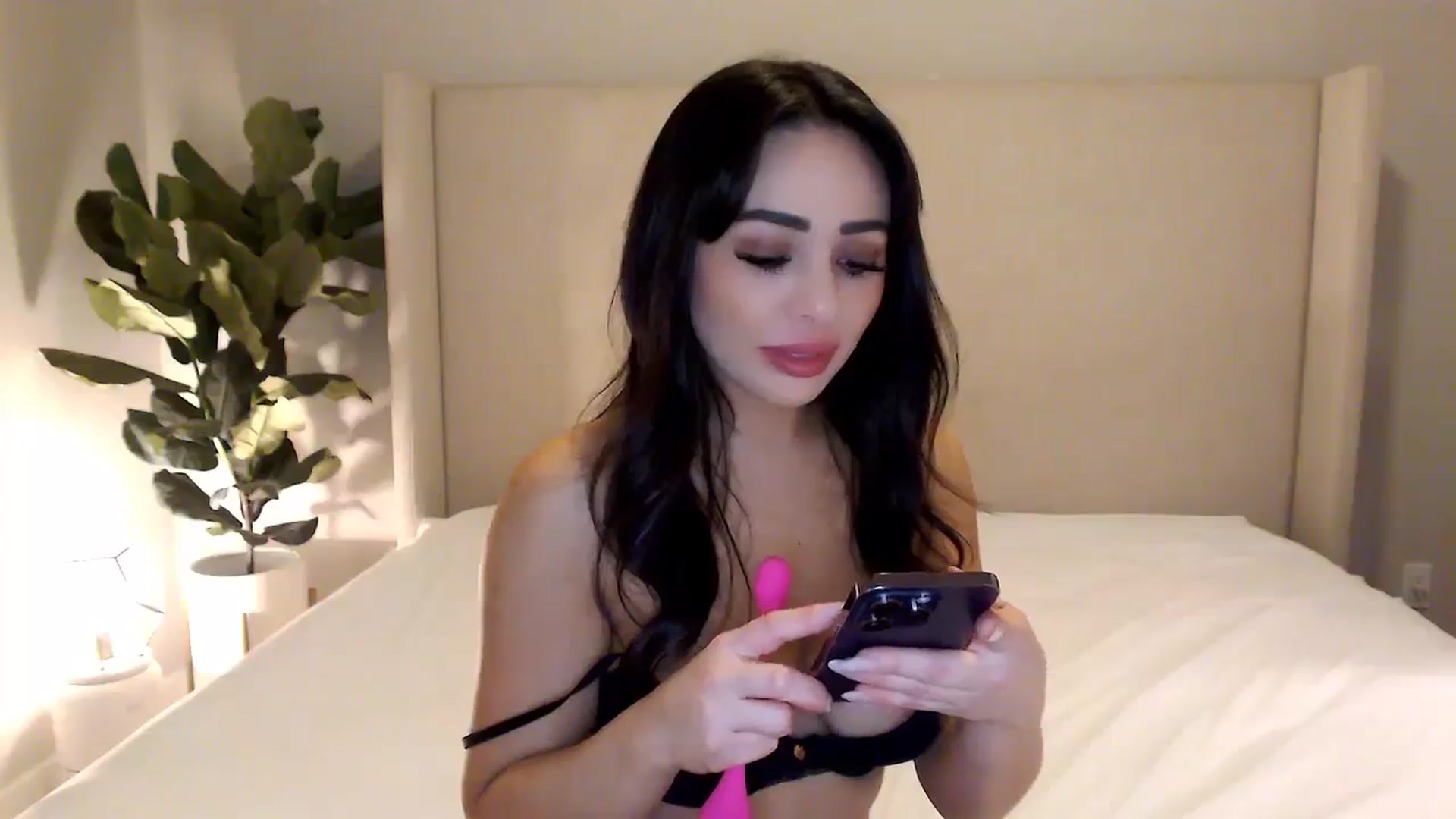 Gallery image thumbnail from Rosesxo's myfreecams stream on, 01/03/2024, 06:01 image 16 of 20