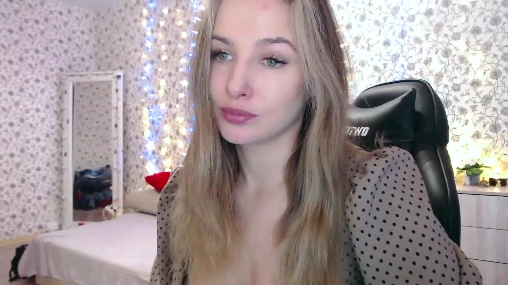 Gallery image thumbnail from RosieRosa's myfreecams stream on, 11/21/2022, 07:15 image 4 of 20