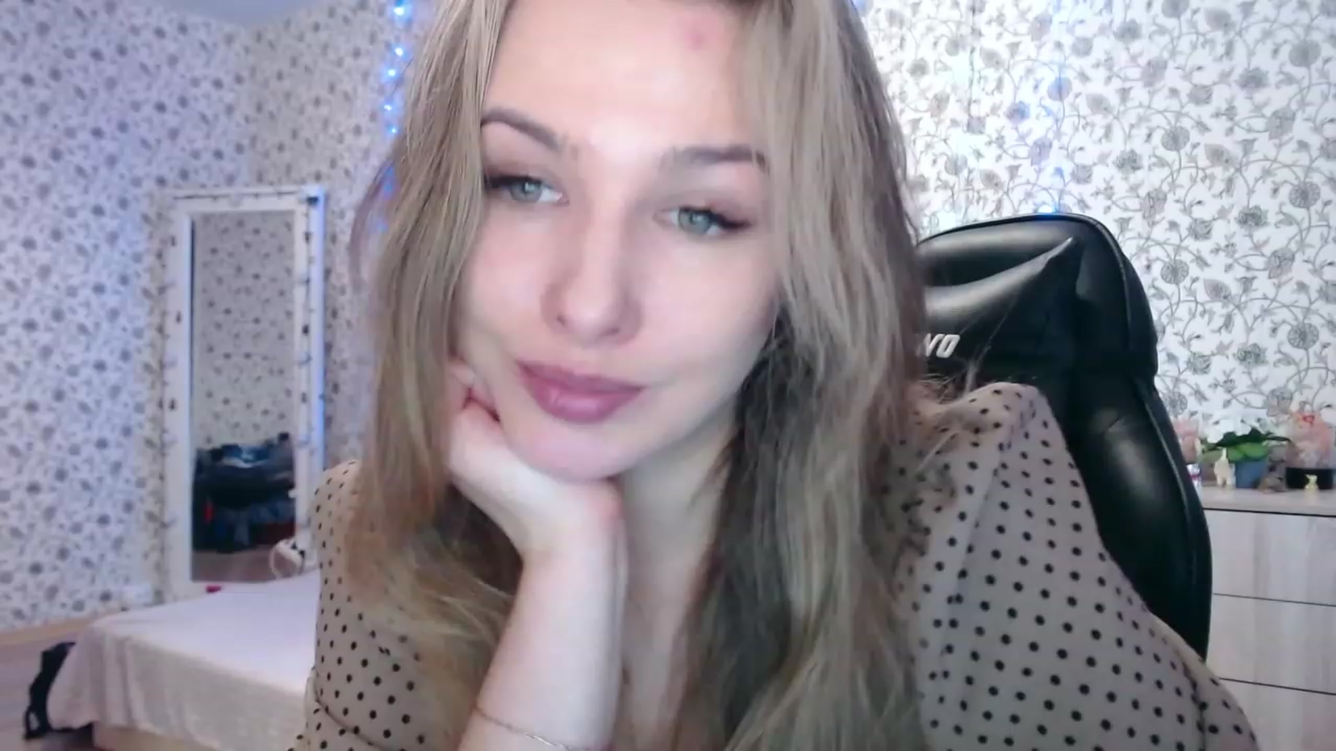 Gallery image thumbnail from RosieRosa's myfreecams stream on, 11/21/2022, 07:15 image 3 of 20