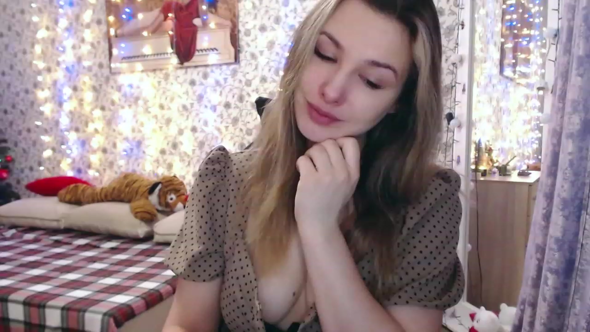 Gallery image thumbnail from RosieRosa's myfreecams stream on, 12/19/2022, 07:16 image 17 of 20