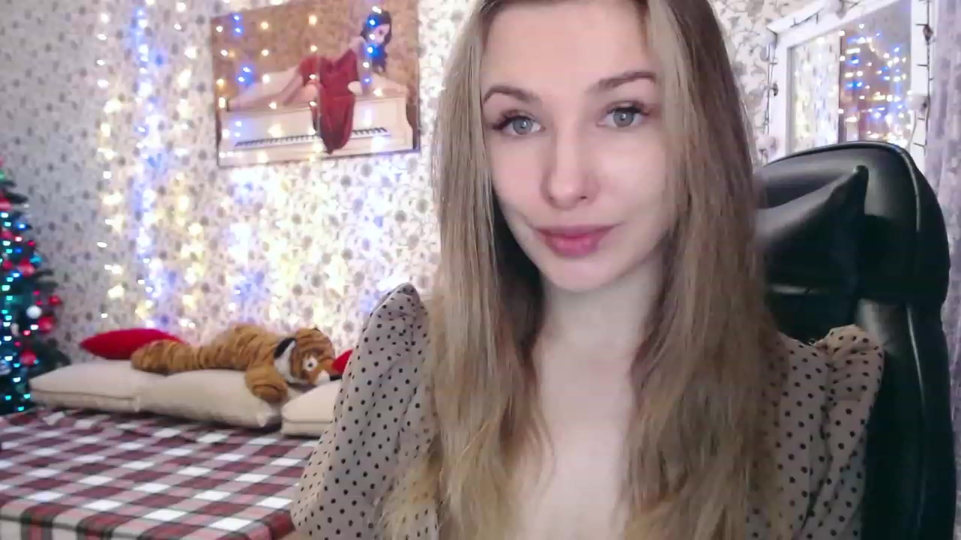 Gallery image thumbnail from RosieRosa's myfreecams stream on, 12/19/2022, 07:16 image 1 of 20