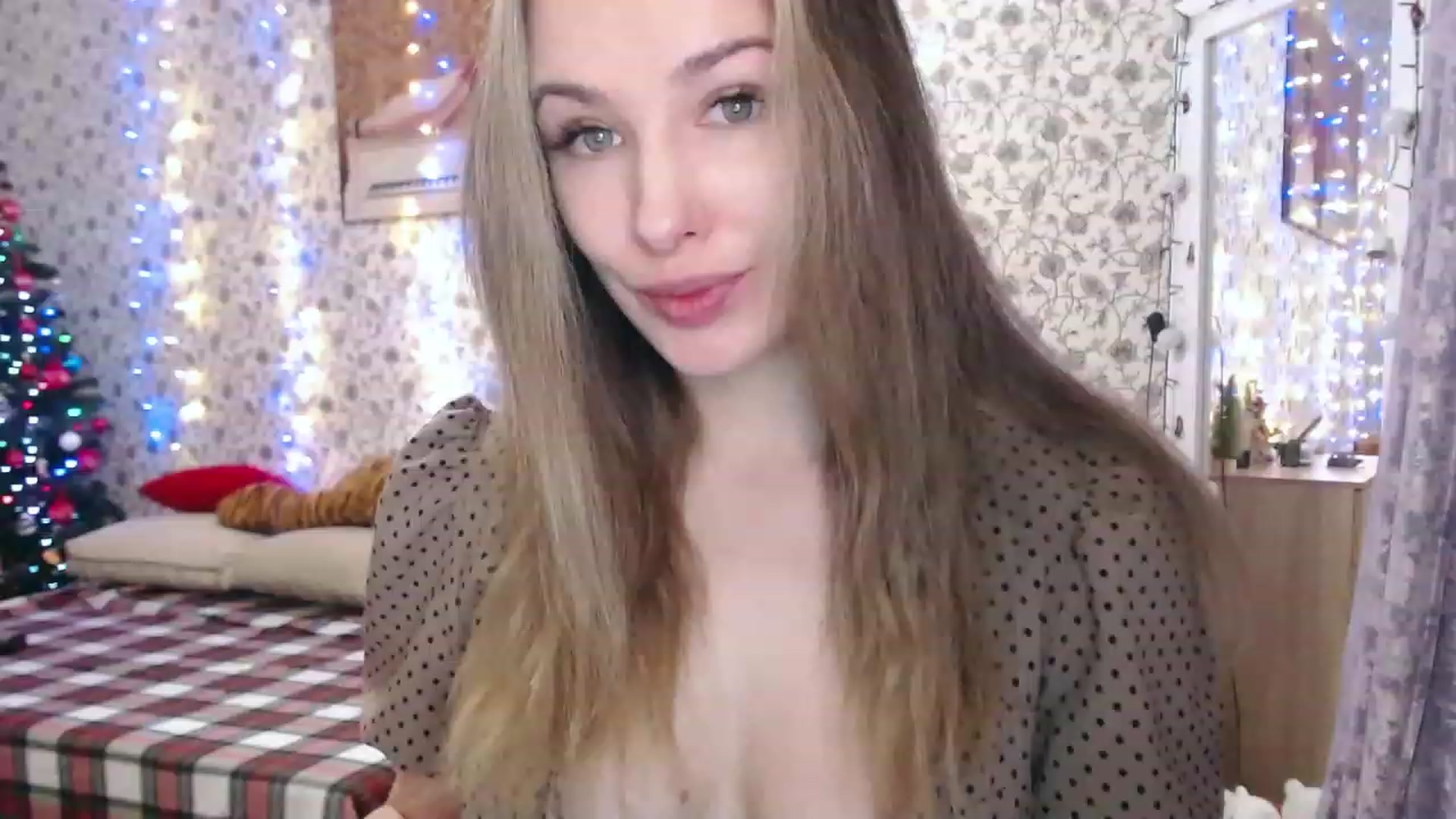 Gallery image thumbnail from RosieRosa's myfreecams stream on, 12/19/2022, 07:16 image 2 of 20