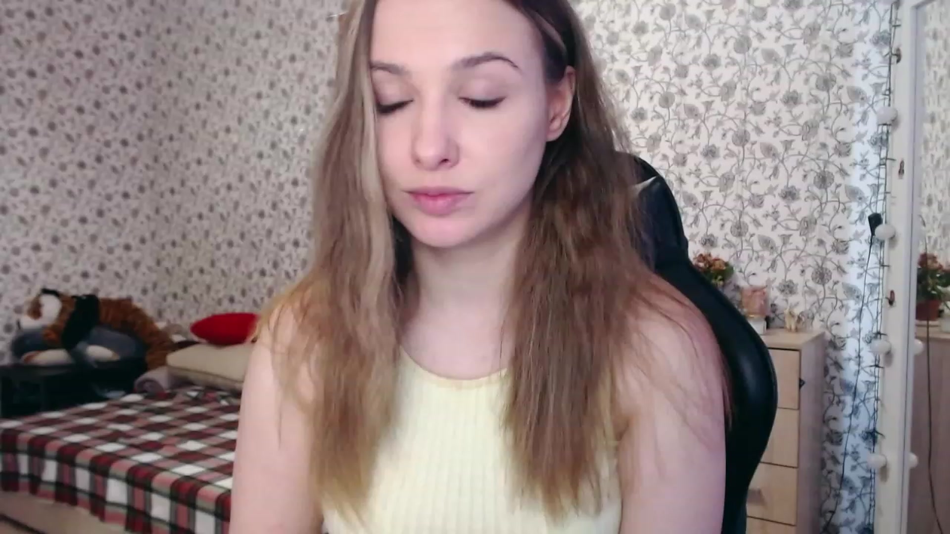 Gallery image thumbnail from RosieRosa's myfreecams stream on, 04/06/2023, 06:05 image 11 of 20