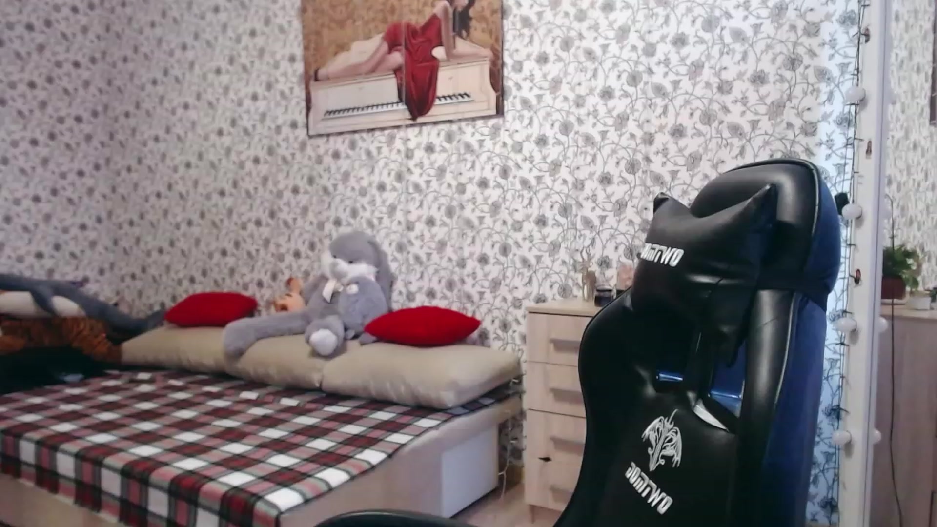 Gallery image thumbnail from RosieRosa's myfreecams stream on, 04/12/2023, 04:33 image 19 of 20