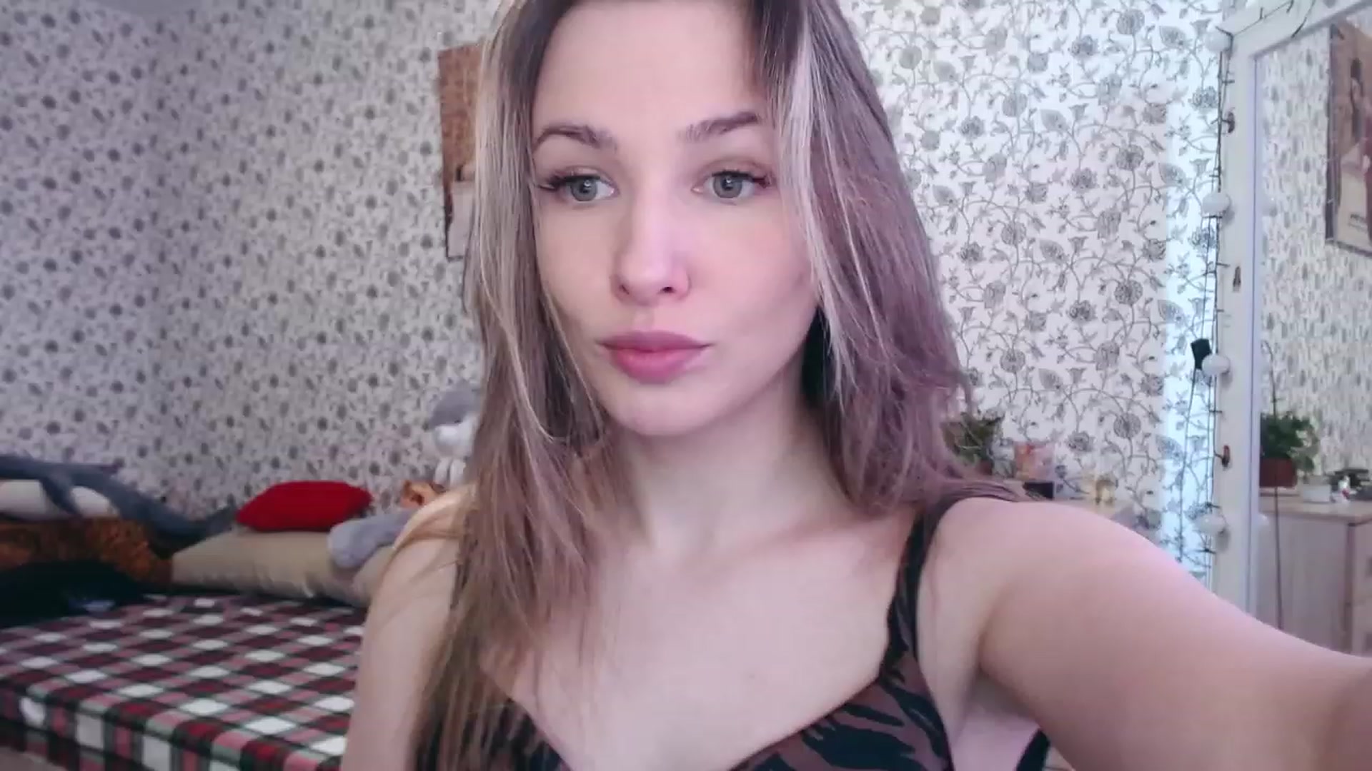 Gallery image thumbnail from RosieRosa's myfreecams stream on, 04/12/2023, 05:54 image 16 of 20