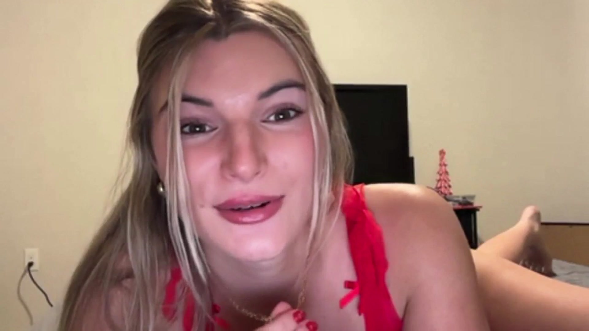 Gallery image thumbnail from Rosiecheeks's myfreecams stream on, 12/22/2025, 23:41 image 6 of 20