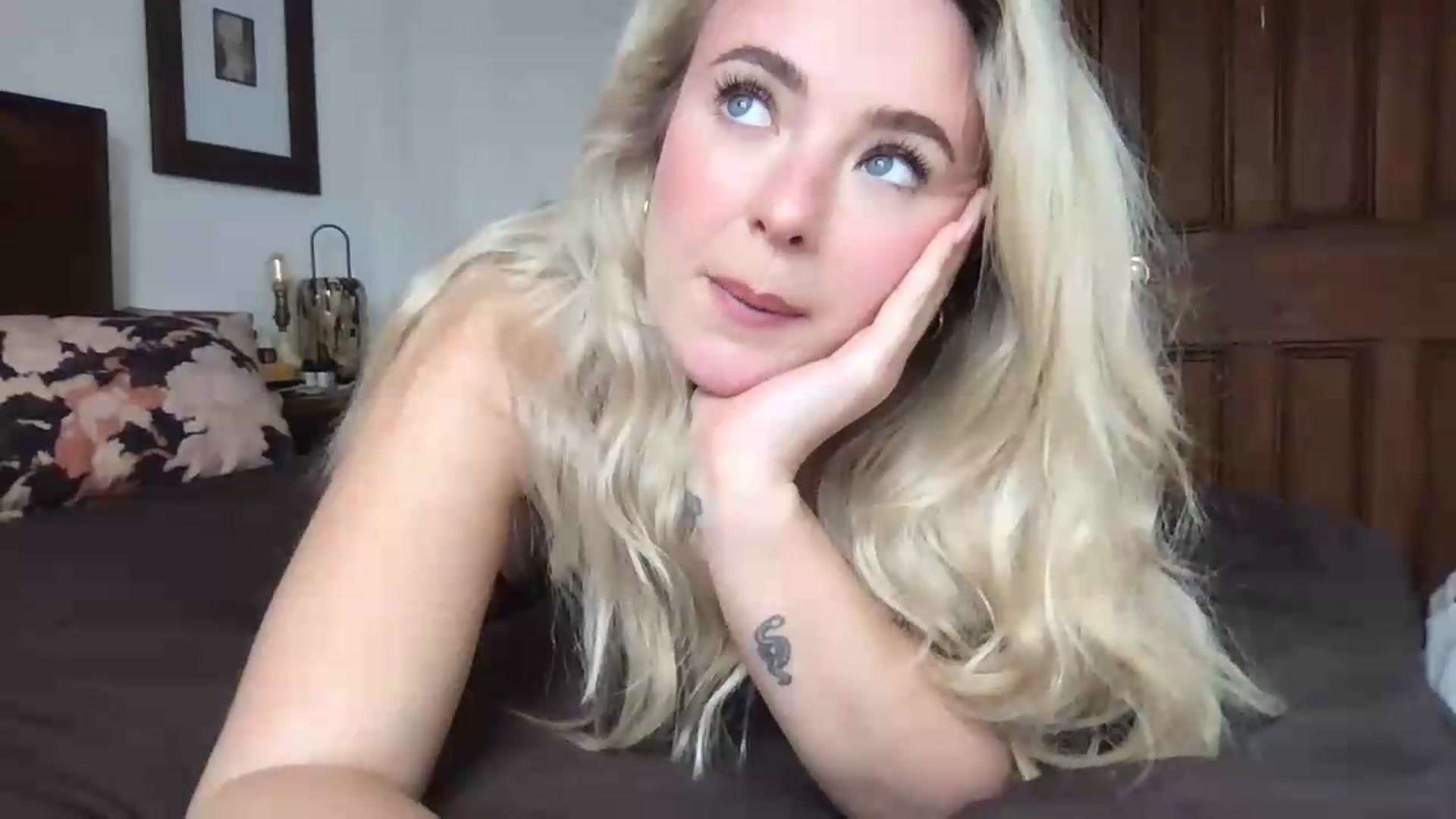Gallery image thumbnail from Rosiegirl333's myfreecams stream on, 05/13/2026, 11:54 image 9 of 20