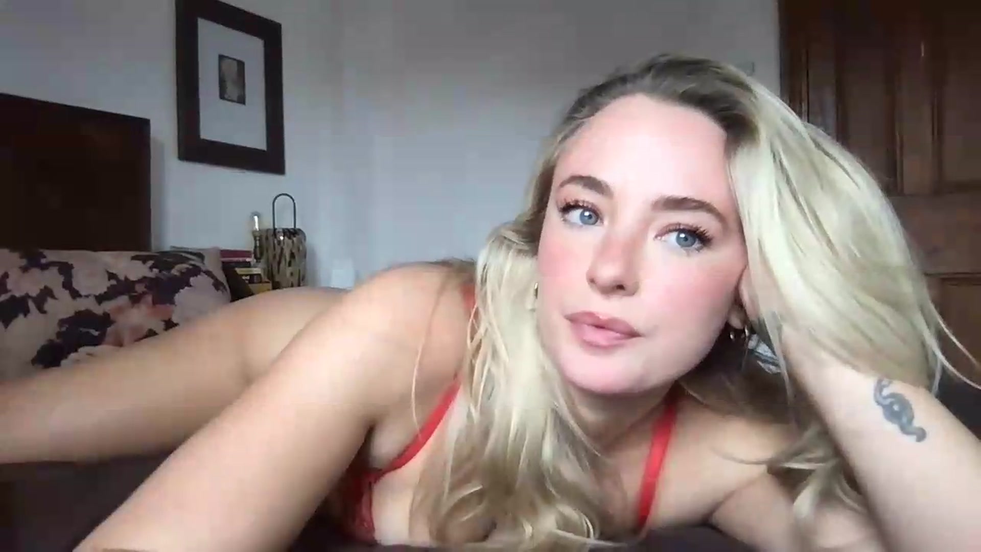 Gallery image thumbnail from Rosiegirl333's myfreecams stream on, 06/05/2026, 14:12 image 14 of 20