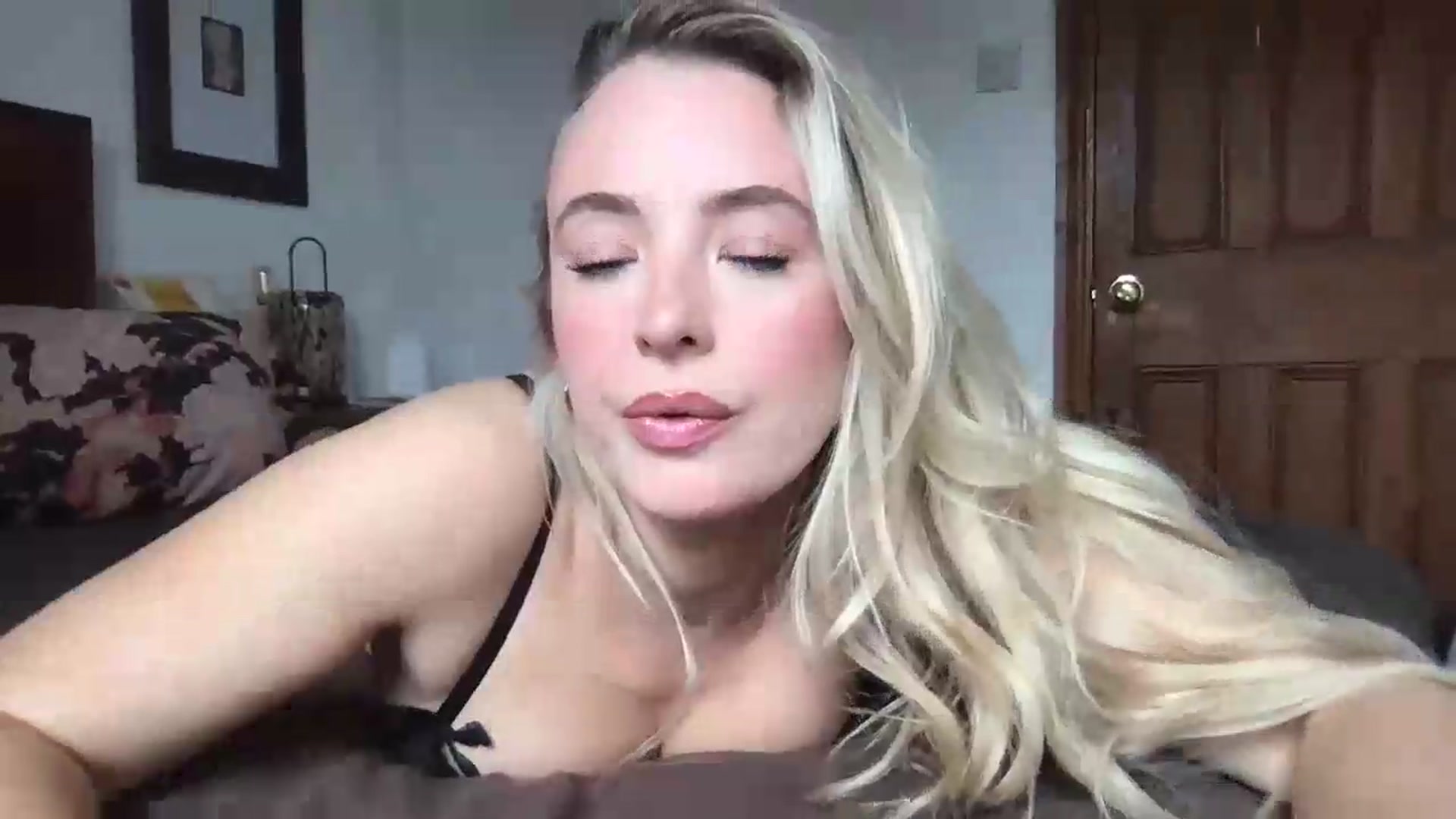 Gallery image thumbnail from Rosiegirl333's myfreecams stream on, 06/12/2026, 11:49 image 13 of 20