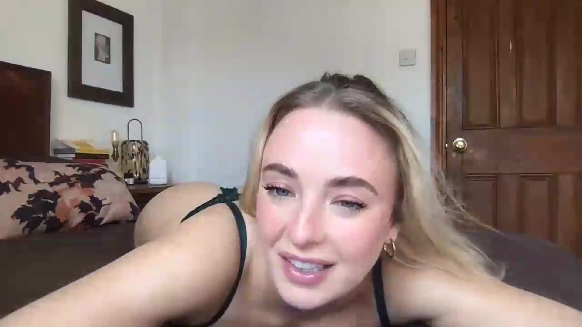 Gallery image thumbnail from Rosiegirl333's myfreecams stream on, 07/13/2026, 12:38 image 7 of 20