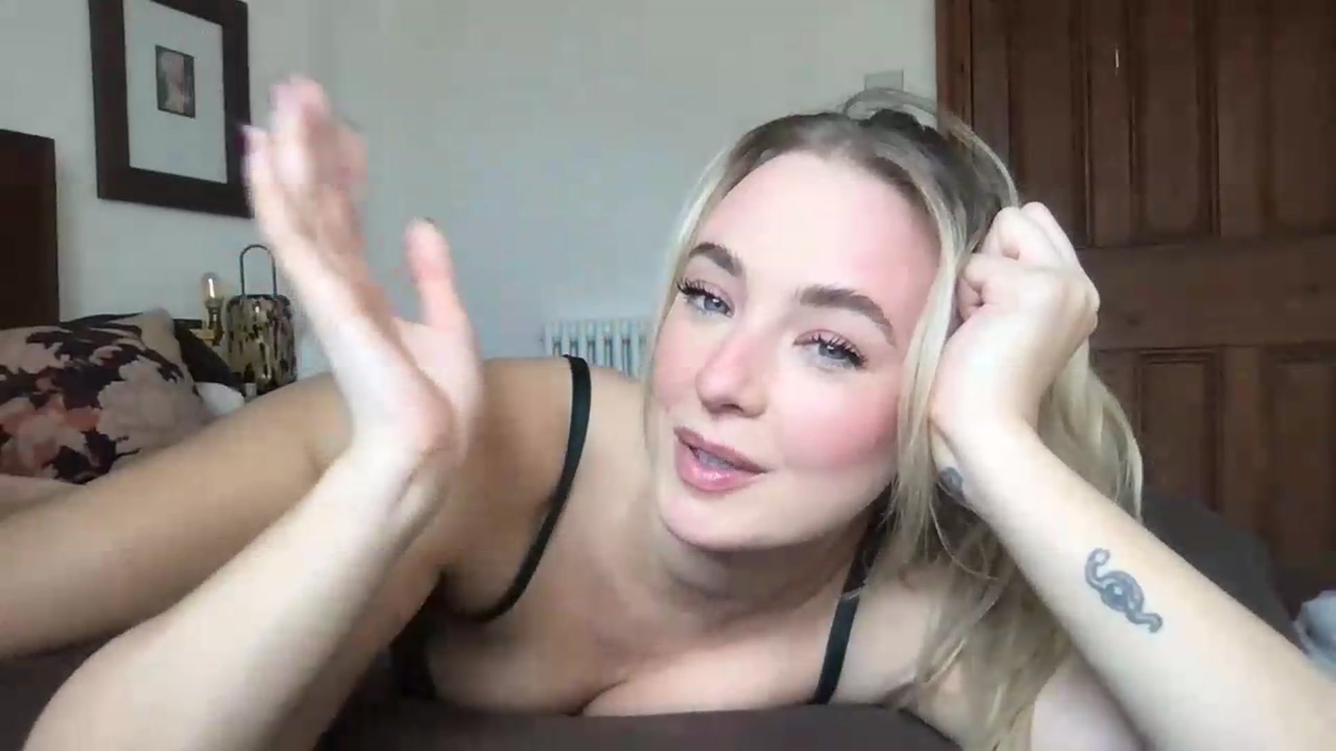 Gallery image thumbnail from Rosiegirl333's myfreecams stream on, 07/16/2026, 12:37 image 10 of 20