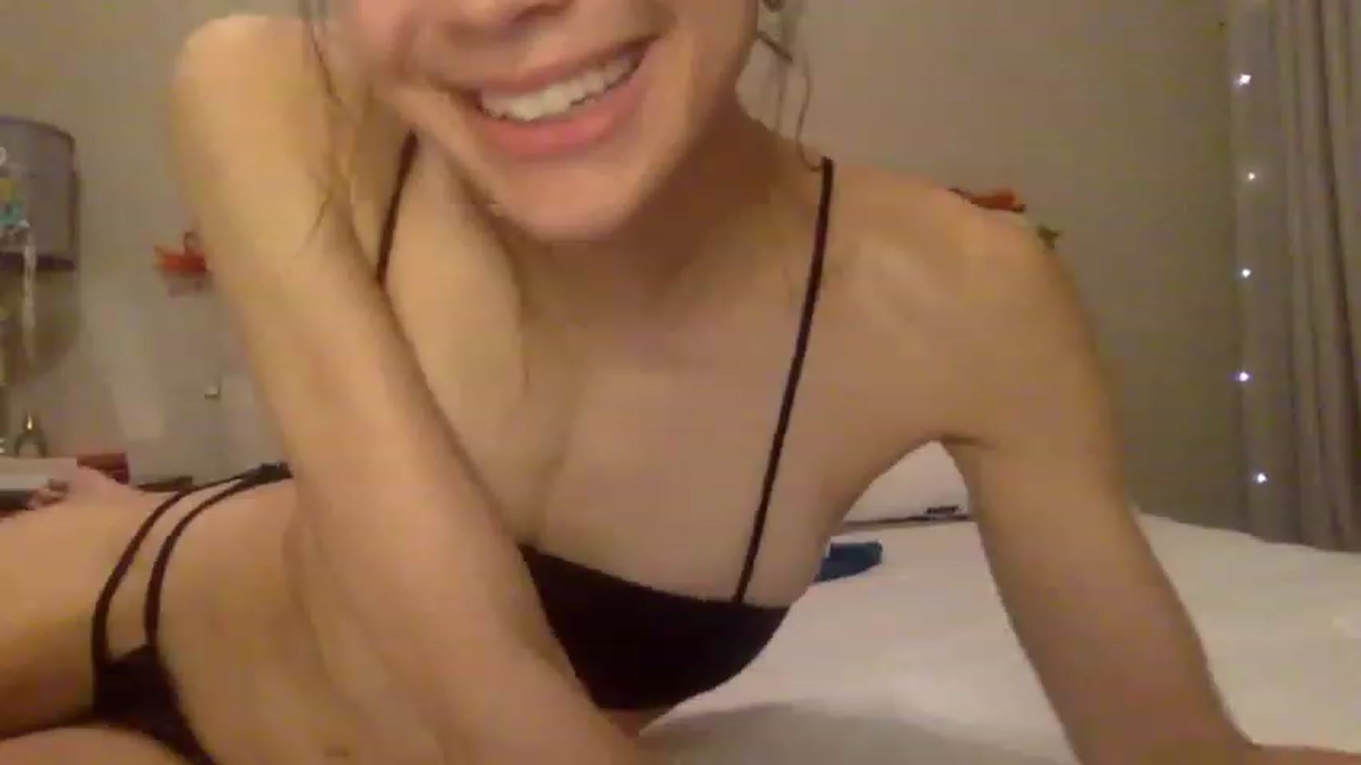 Gallery image thumbnail from Rosiexluv22's myfreecams stream on, 12/18/2022, 11:28 image 16 of 20