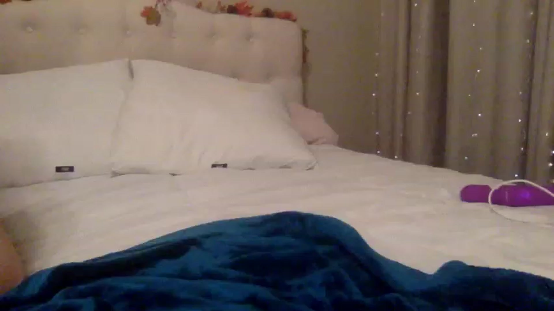 Gallery image thumbnail from Rosiexluv22's myfreecams stream on, 12/19/2022, 17:43 image 13 of 20