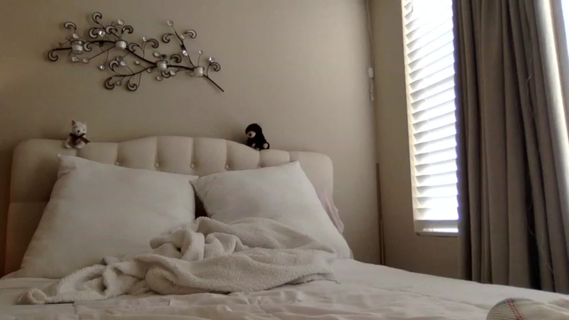 Gallery image thumbnail from Rosiexluv22's myfreecams stream on, 05/27/2023, 24:58 image 4 of 20