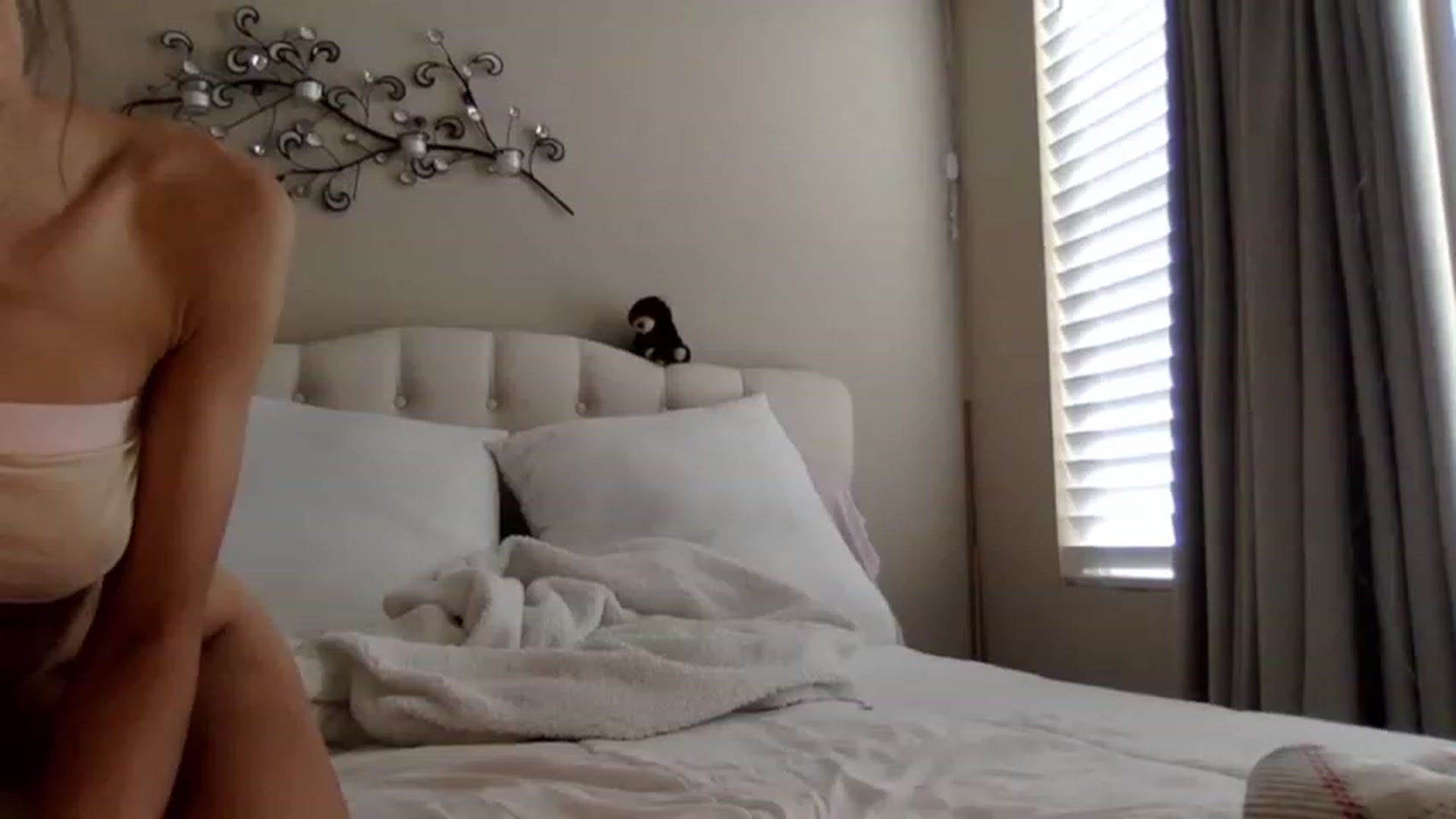 Gallery image thumbnail from Rosiexluv22's myfreecams stream on, 05/27/2023, 24:58 image 8 of 20