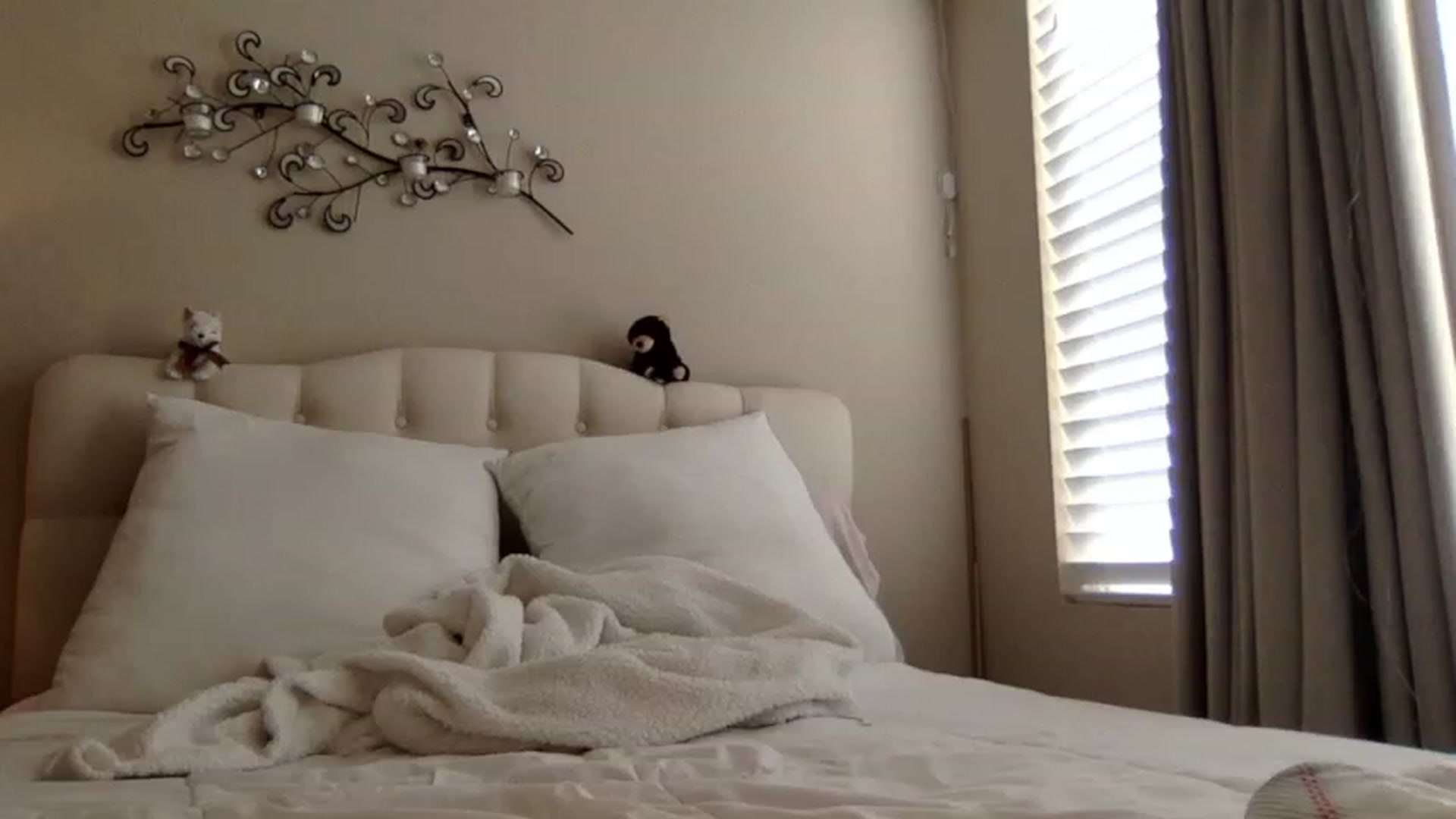 Gallery image thumbnail from Rosiexluv22's myfreecams stream on, 05/27/2023, 24:58 image 3 of 20