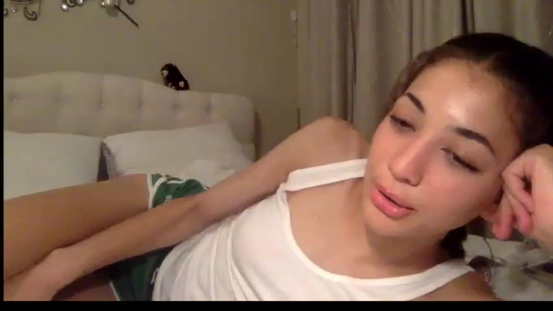 Gallery image thumbnail from Rosiexluv22's myfreecams stream on, 05/31/2023, 08:03 image 8 of 20