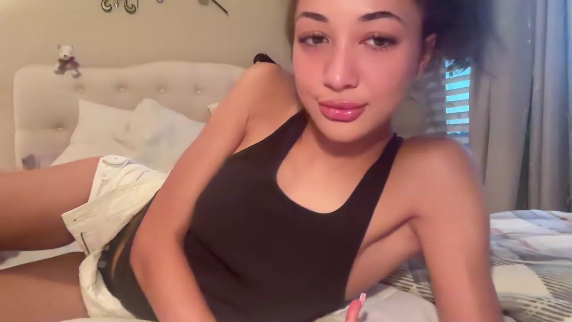 Gallery image thumbnail from Rosiexluv22's myfreecams stream on, 07/23/2023, 03:13 image 5 of 20