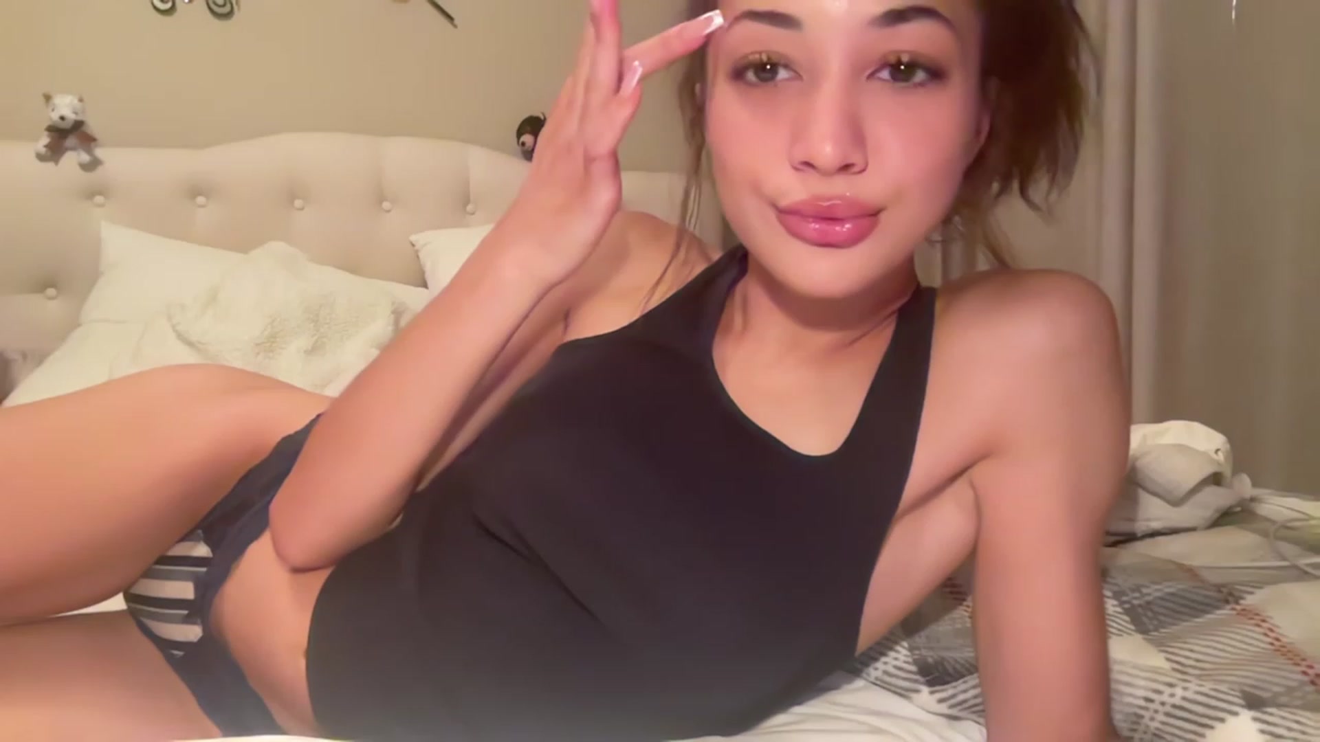 Gallery image thumbnail from Rosiexluv22's myfreecams stream on, 07/23/2023, 03:53 image 14 of 20
