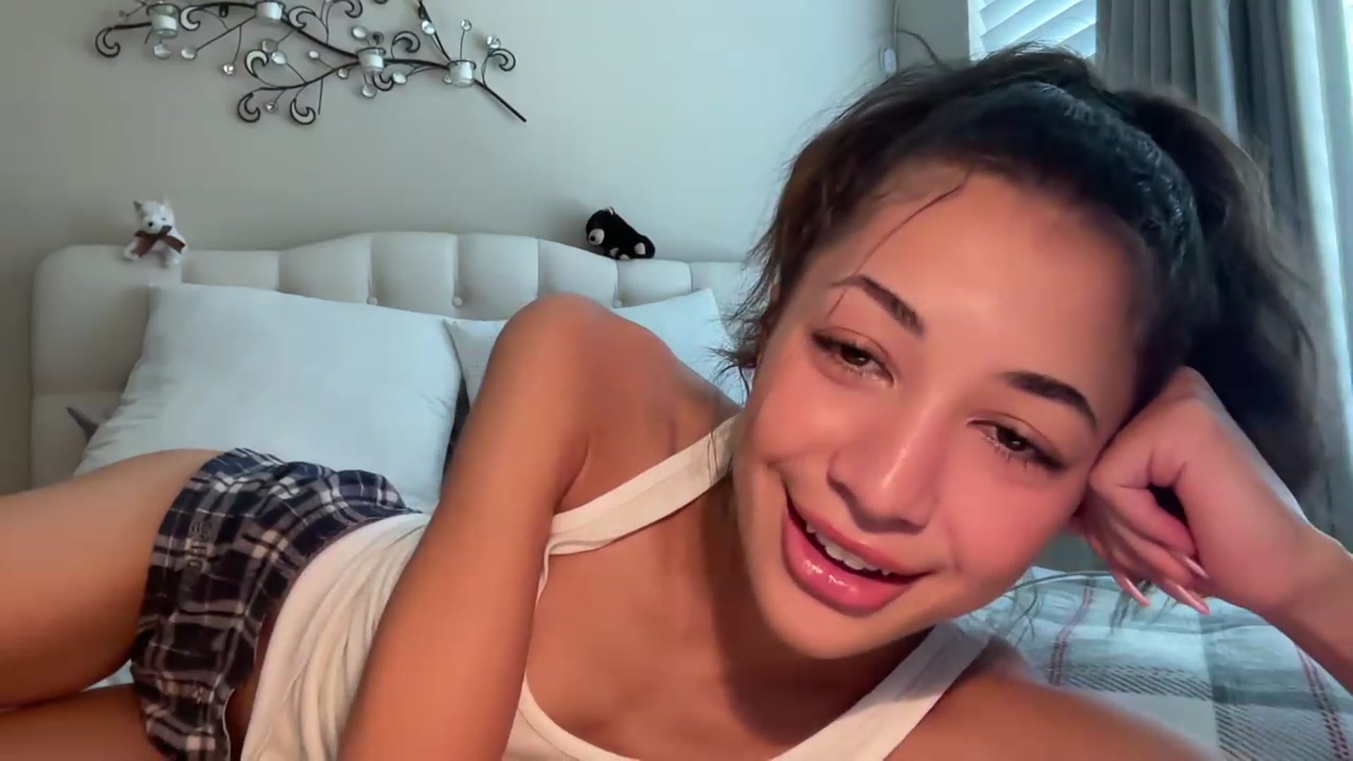 Gallery image thumbnail from Rosiexluv22's myfreecams stream on, 07/24/2023, 17:23 image 9 of 20