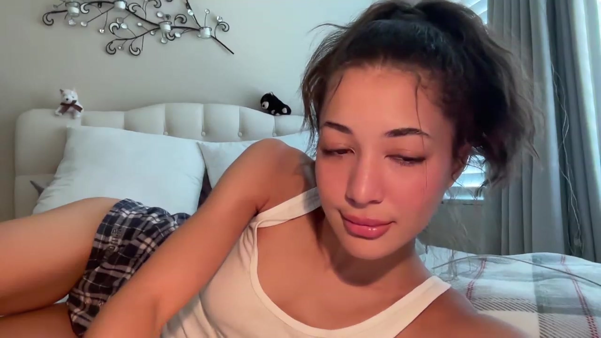 Gallery image thumbnail from Rosiexluv22's myfreecams stream on, 07/24/2023, 17:23 image 10 of 20