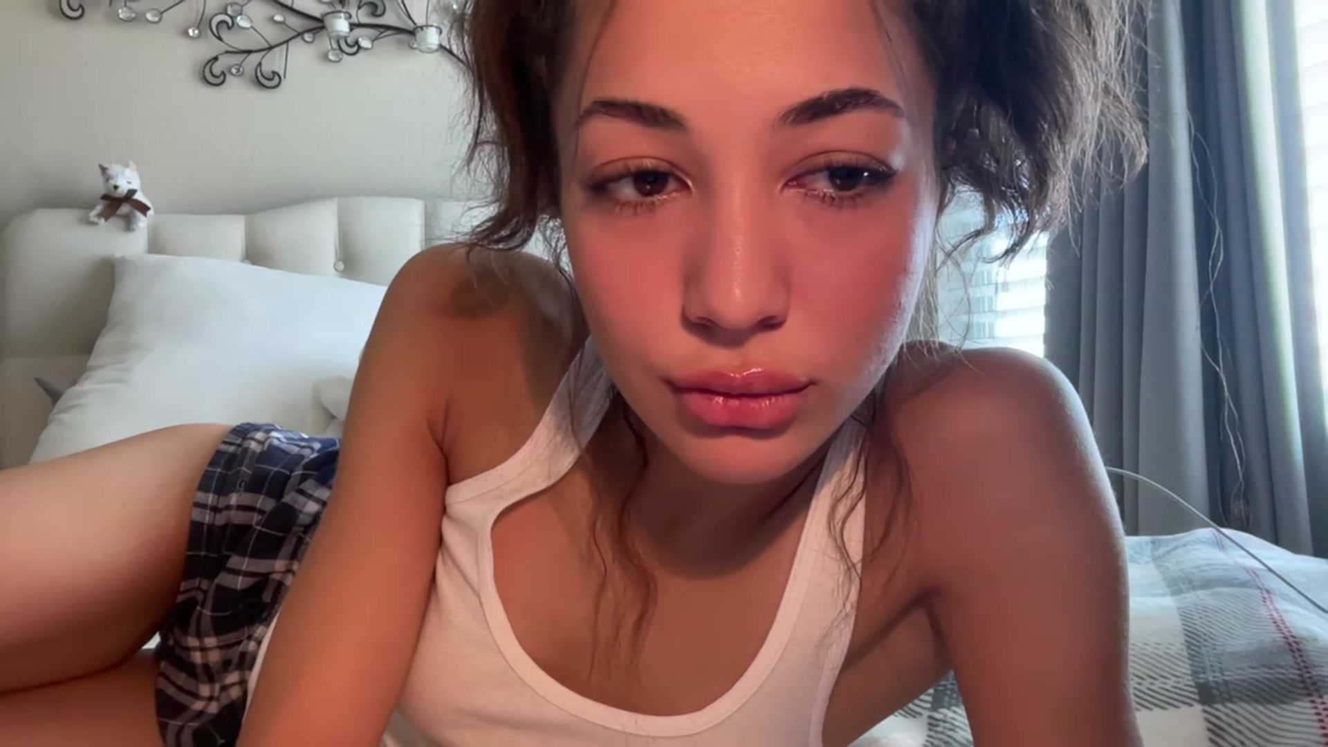 Gallery image thumbnail from Rosiexluv22's myfreecams stream on, 07/24/2023, 19:31 image 18 of 20