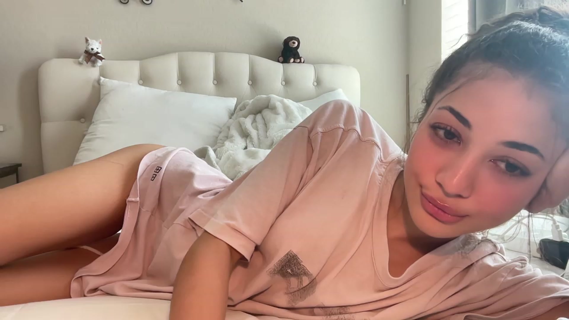 Gallery image thumbnail from Rosiexluv22's myfreecams stream on, 07/27/2023, 21:24 image 16 of 20