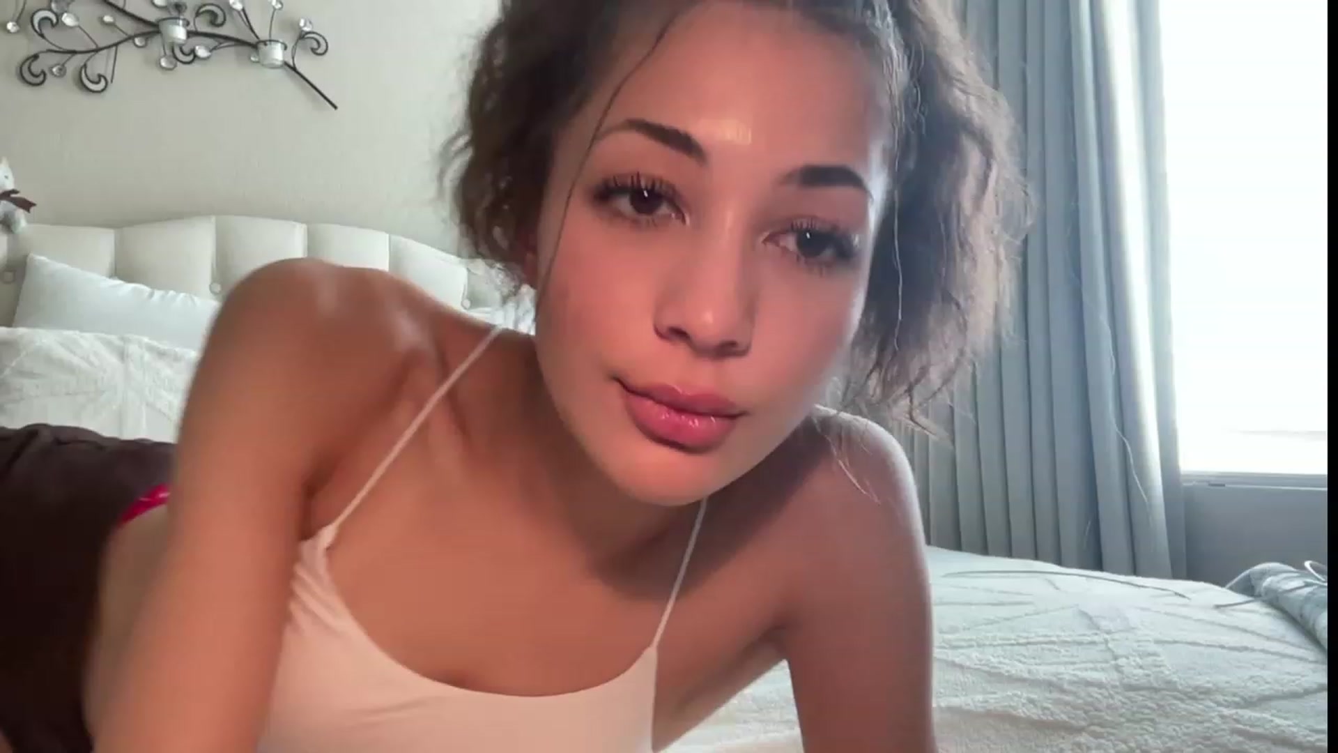 Gallery image thumbnail from Rosiexluv22's myfreecams stream on, 09/18/2023, 23:53 image 6 of 20