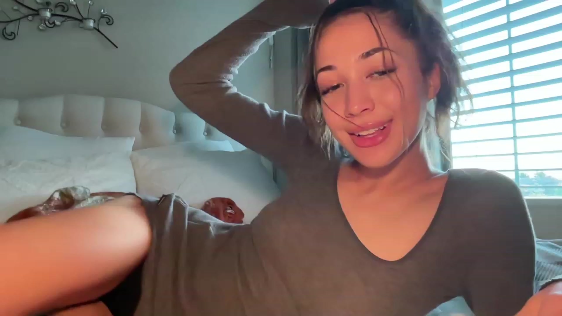 Gallery image thumbnail from Rosiexluv22's myfreecams stream on, 09/25/2023, 02:42 image 6 of 20