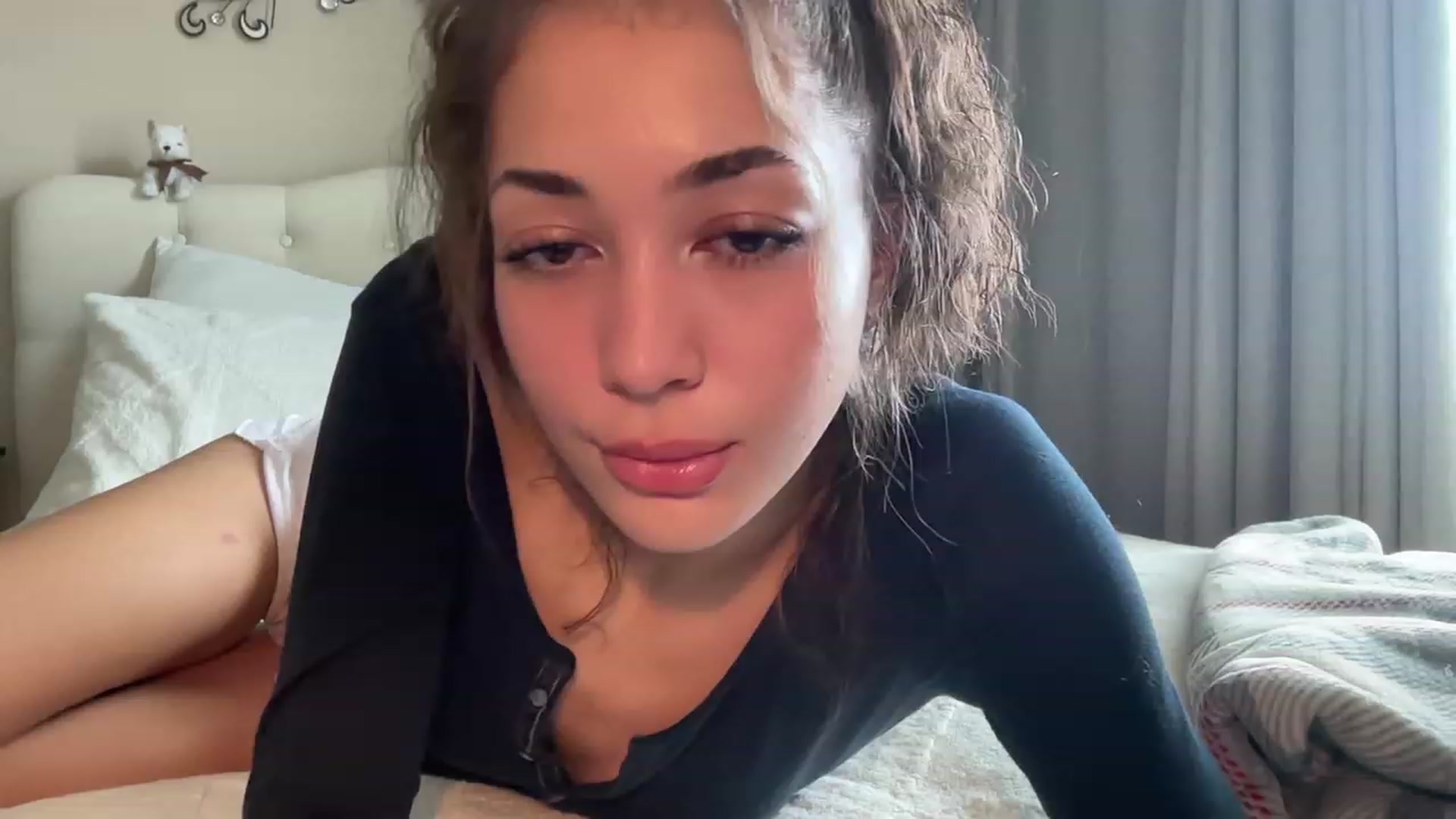 Gallery image thumbnail from Rosiexluv22's myfreecams stream on, 10/01/2023, 21:16 image 6 of 20