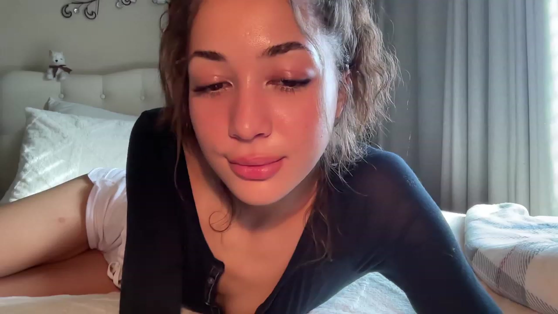 Gallery image thumbnail from Rosiexluv22's myfreecams stream on, 10/01/2023, 23:02 image 8 of 20