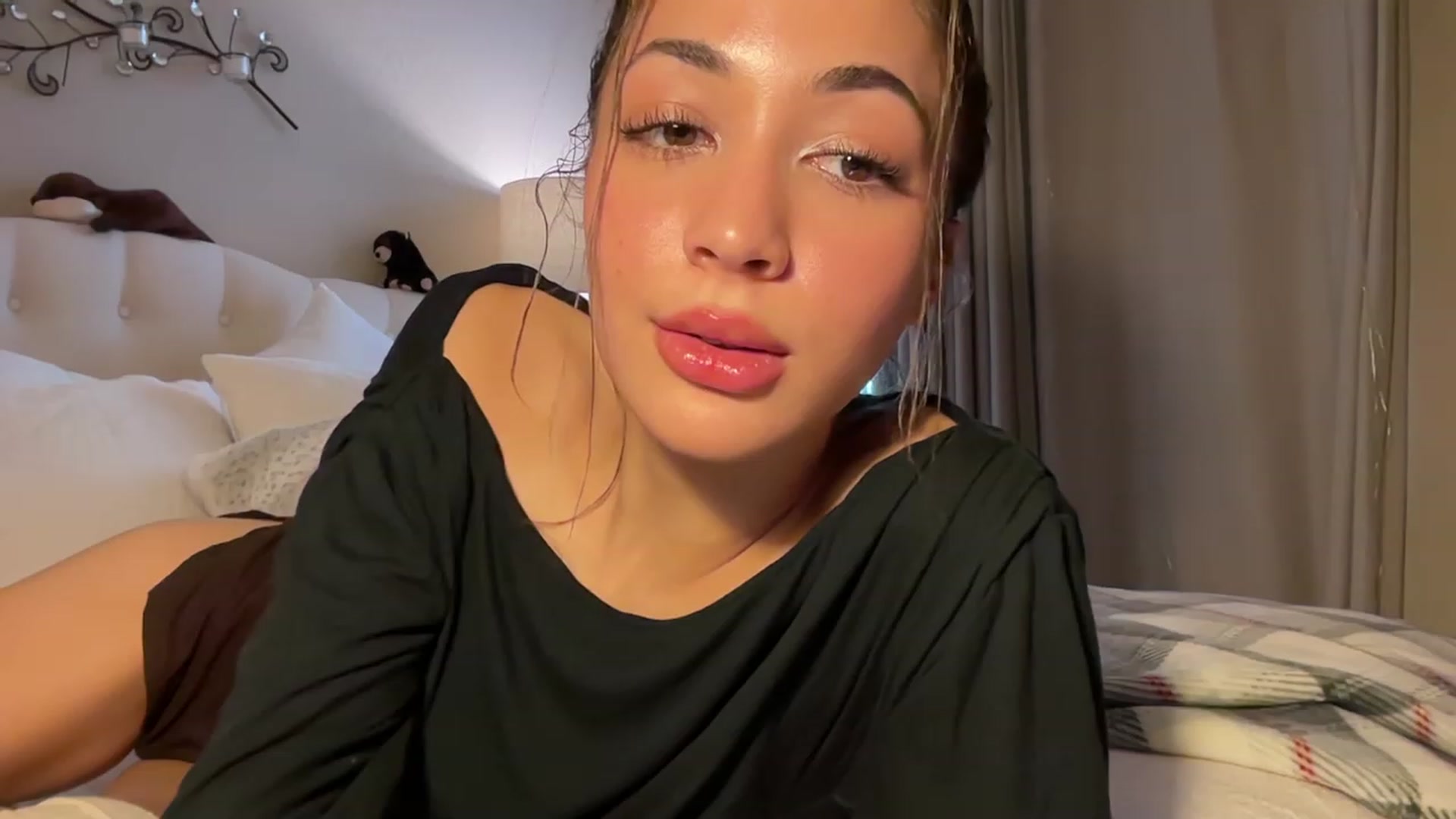 Gallery image thumbnail from Rosiexluv22's myfreecams stream on, 01/10/2024, 24:32 image 12 of 20