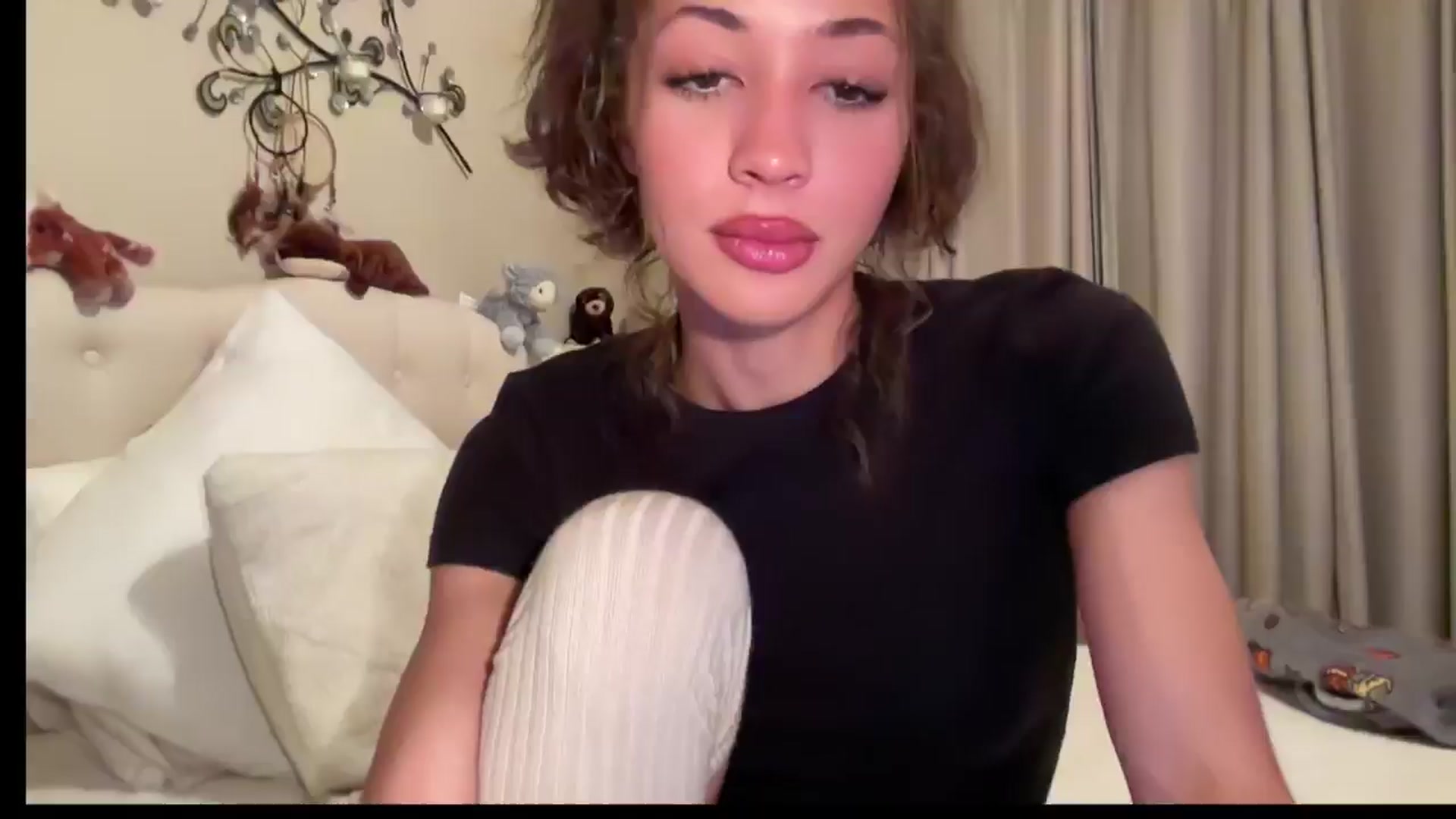 Gallery image thumbnail from Rosiexluv22's myfreecams stream on, 09/29/2024, 06:43 image 1 of 20