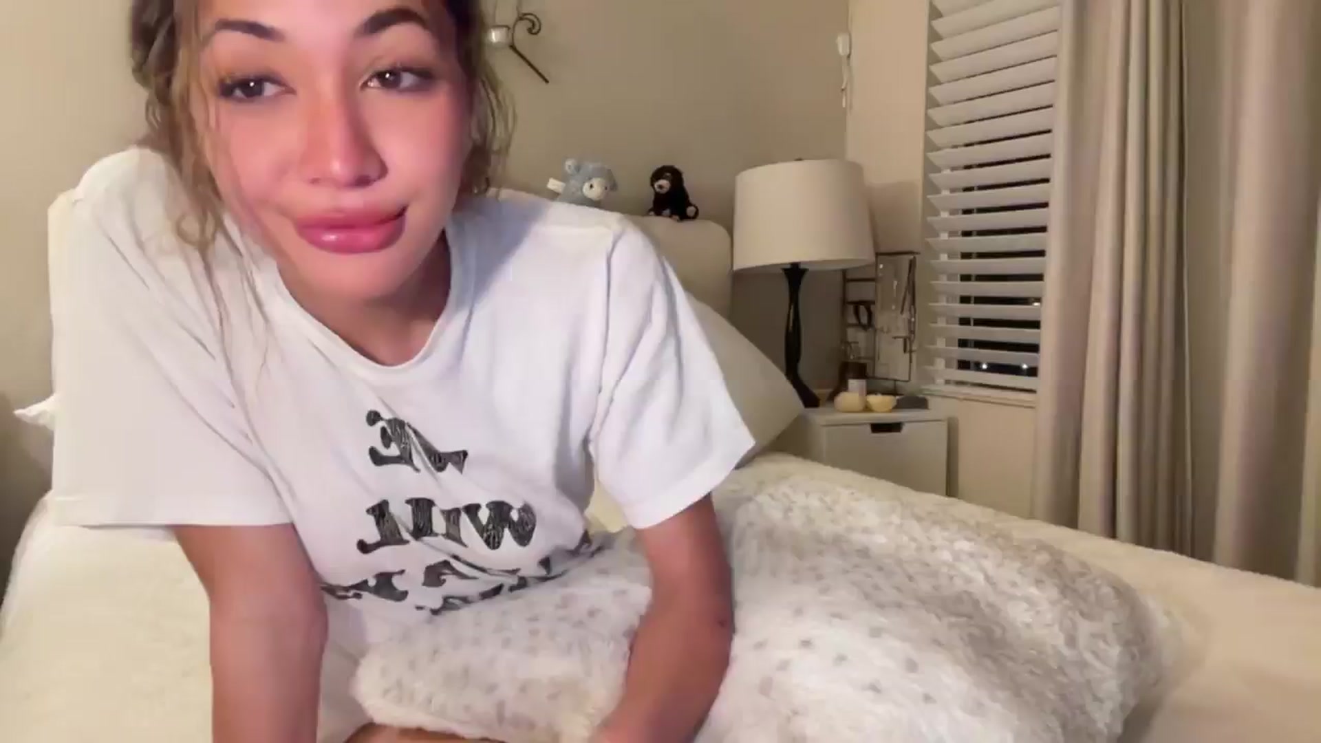 Gallery image thumbnail from Rosiexluv22's myfreecams stream on, 12/09/2024, 06:46 image 18 of 20