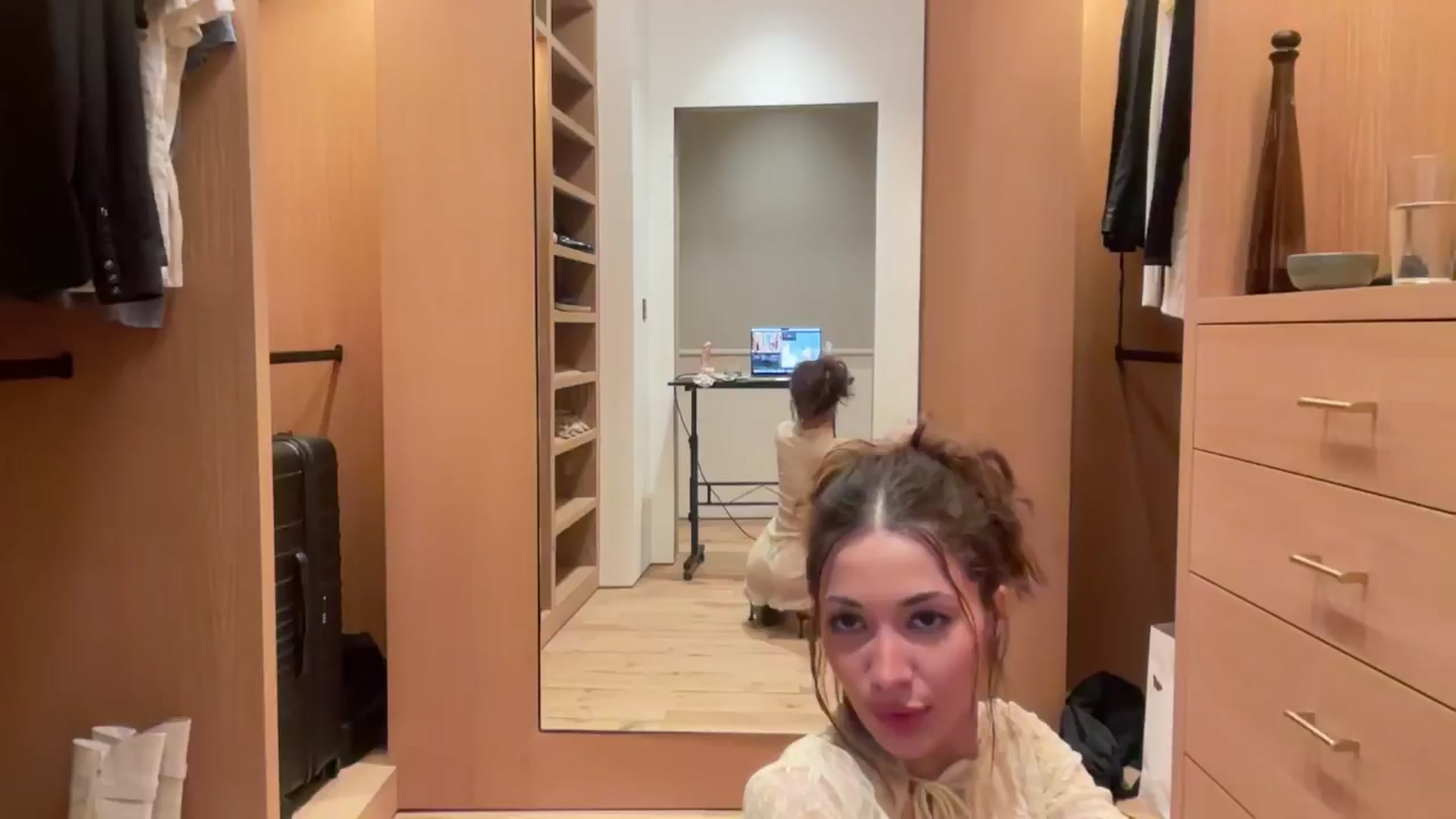 Gallery image thumbnail from Rosiexluv22's myfreecams stream on, 12/26/2024, 08:51 image 18 of 20