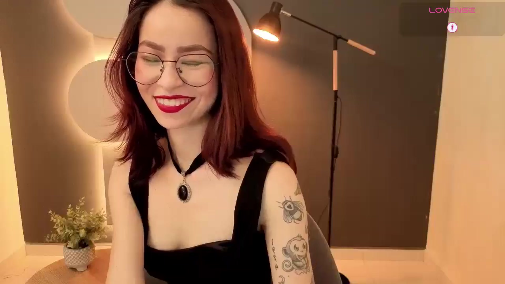 Gallery image thumbnail from Rosse_98_'s myfreecams stream on, 10/21/2025, 18:13 image 12 of 20