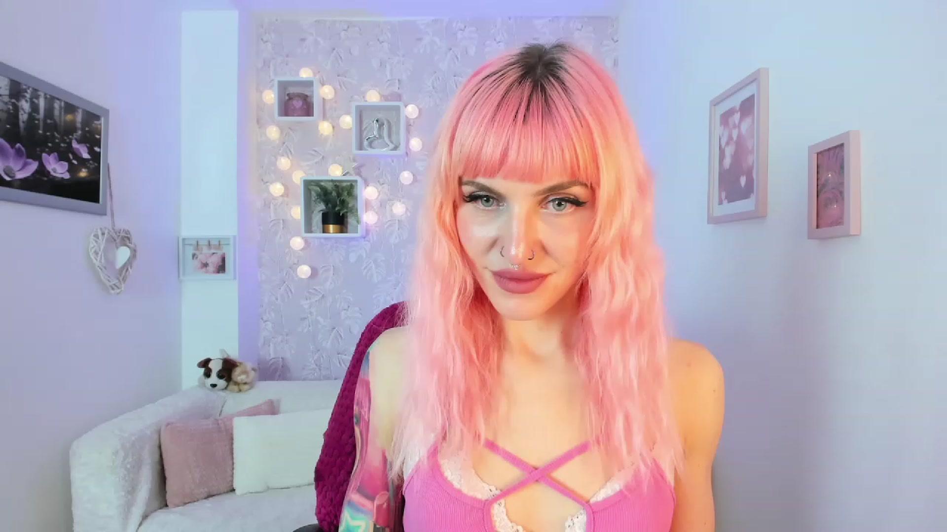 Gallery image thumbnail from Rouge_Girl's myfreecams stream on, 04/18/2023, 19:50 image 16 of 20