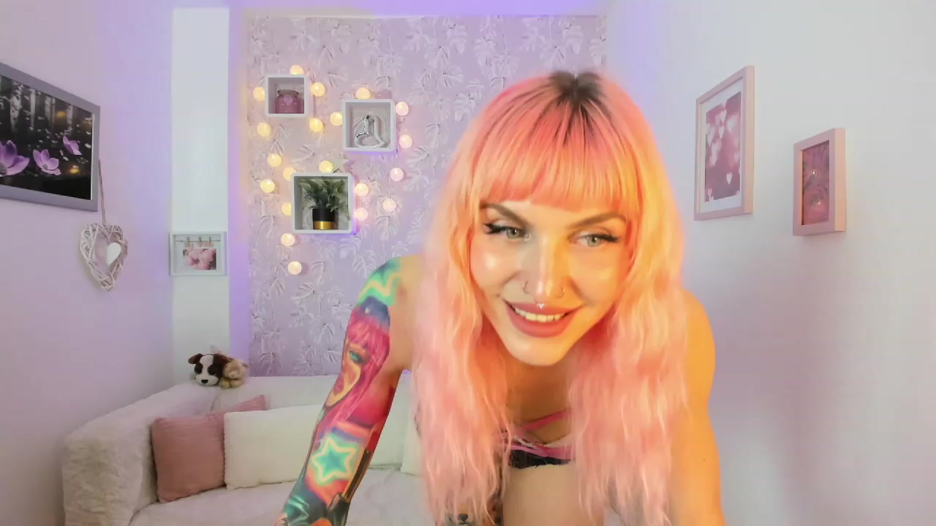 Gallery image thumbnail from Rouge_Girl's myfreecams stream on, 04/18/2023, 19:50 image 13 of 20