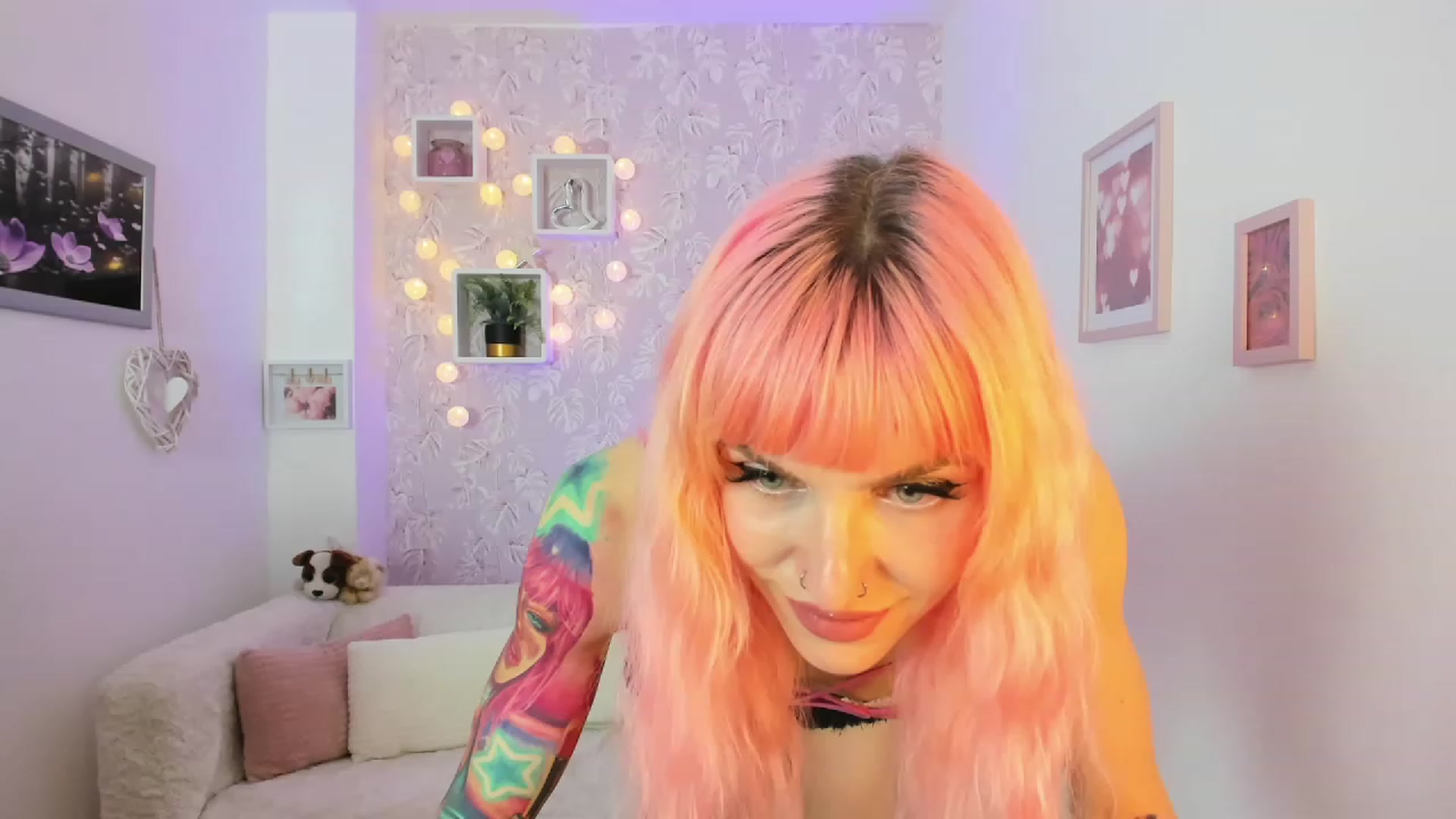 Gallery image thumbnail from Rouge_Girl's myfreecams stream on, 04/18/2023, 19:50 image 12 of 20