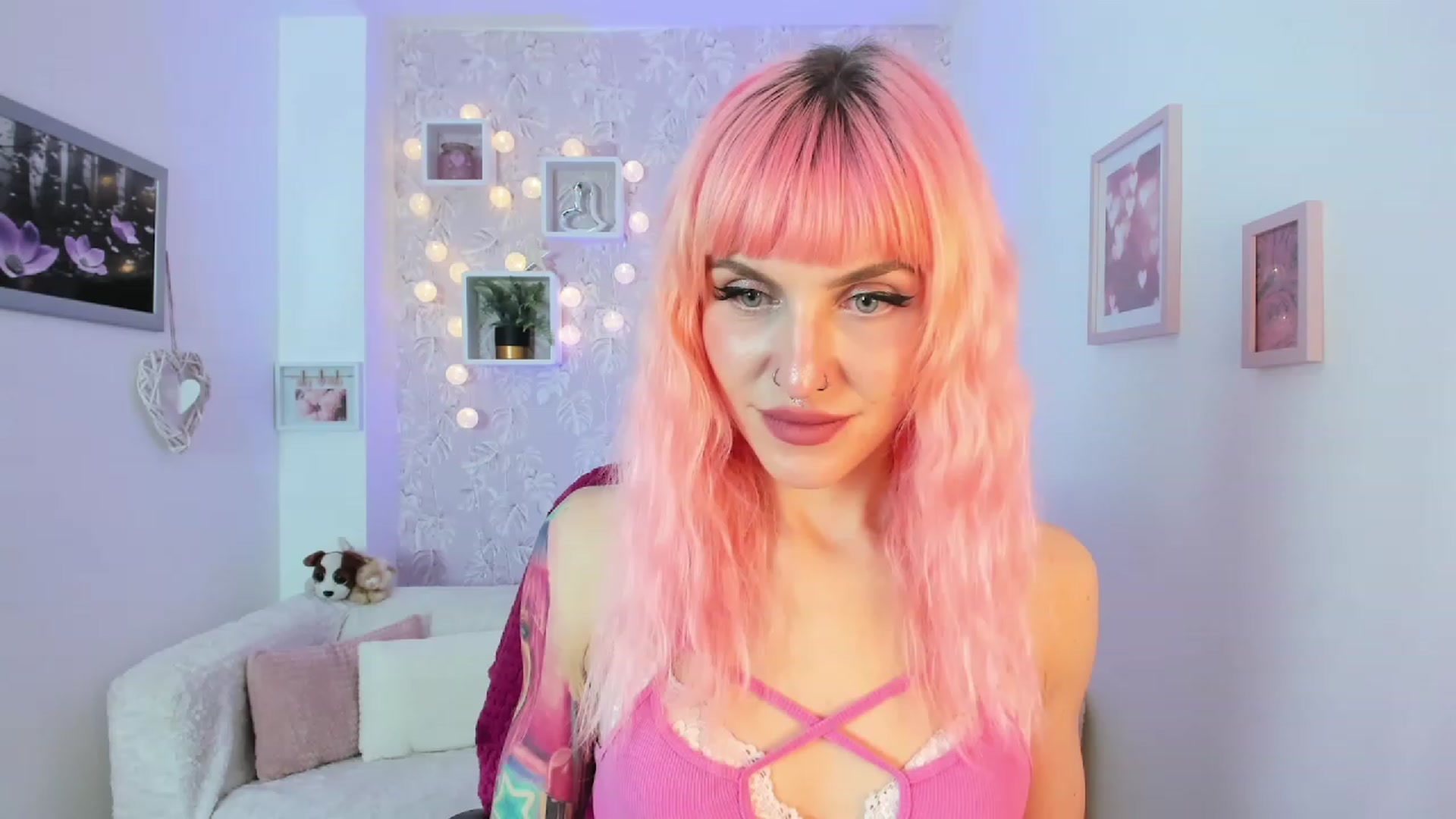 Gallery image thumbnail from Rouge_Girl's myfreecams stream on, 04/18/2023, 19:50 image 15 of 20