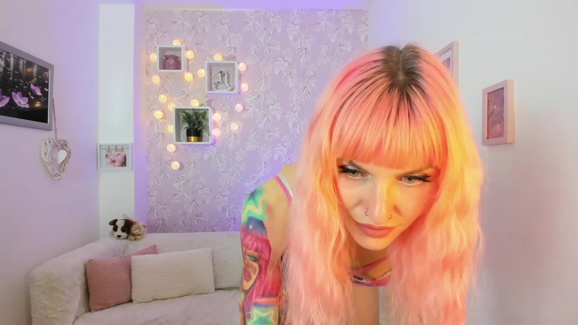Gallery image thumbnail from Rouge_Girl's myfreecams stream on, 04/18/2023, 19:50 image 4 of 20