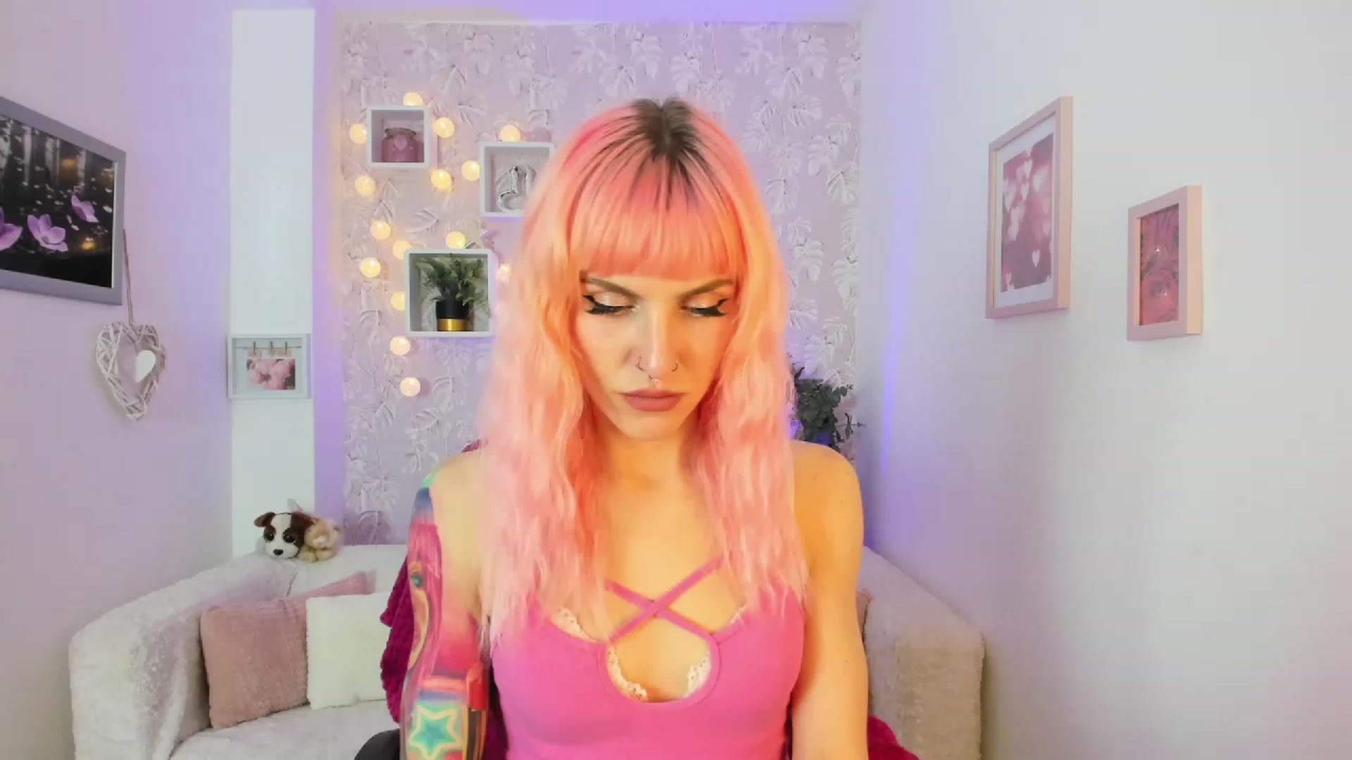Gallery image thumbnail from Rouge_Girl's myfreecams stream on, 04/18/2023, 19:50 image 1 of 20