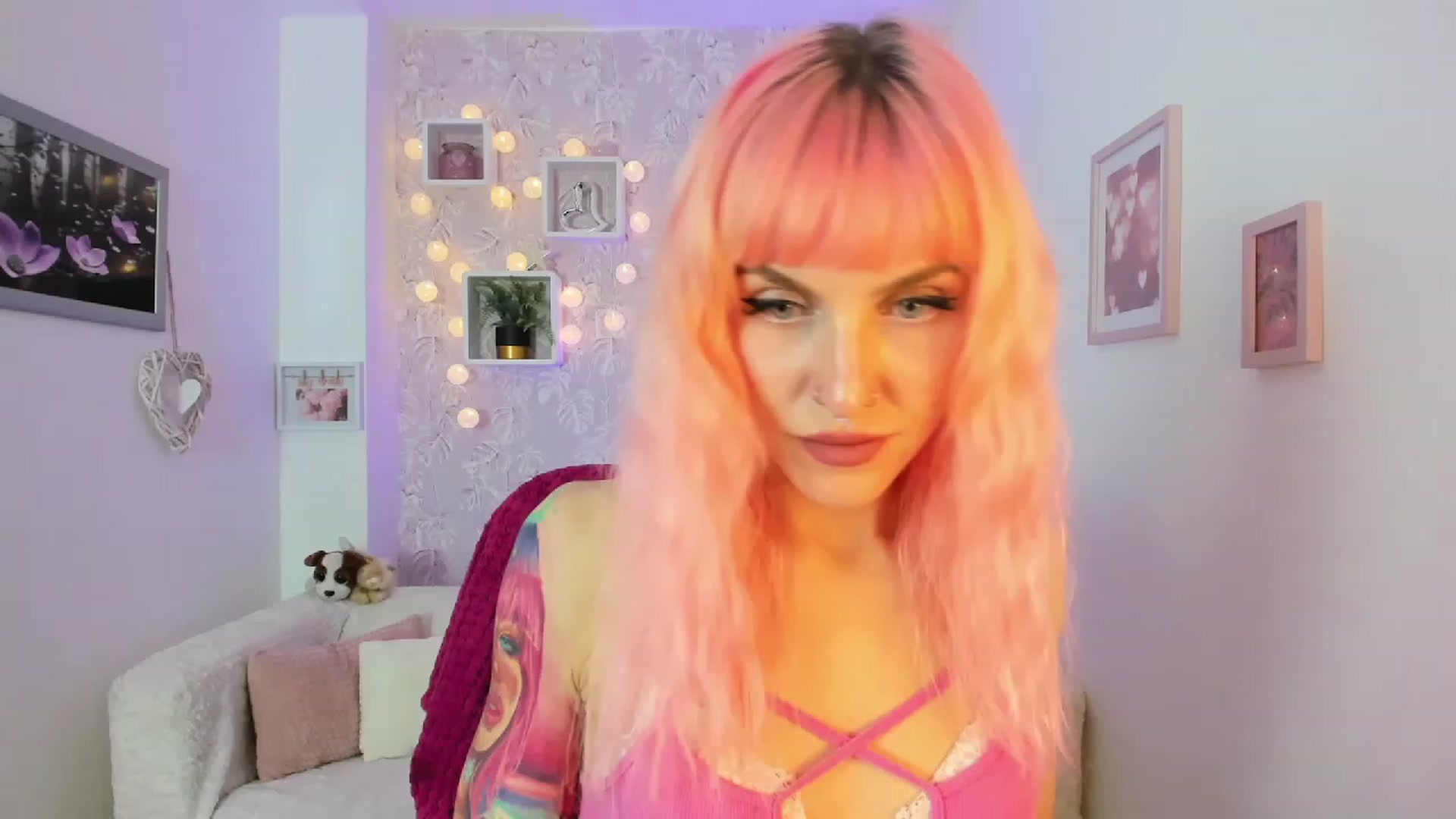 Gallery image thumbnail from Rouge_Girl's myfreecams stream on, 04/18/2023, 19:50 image 20 of 20