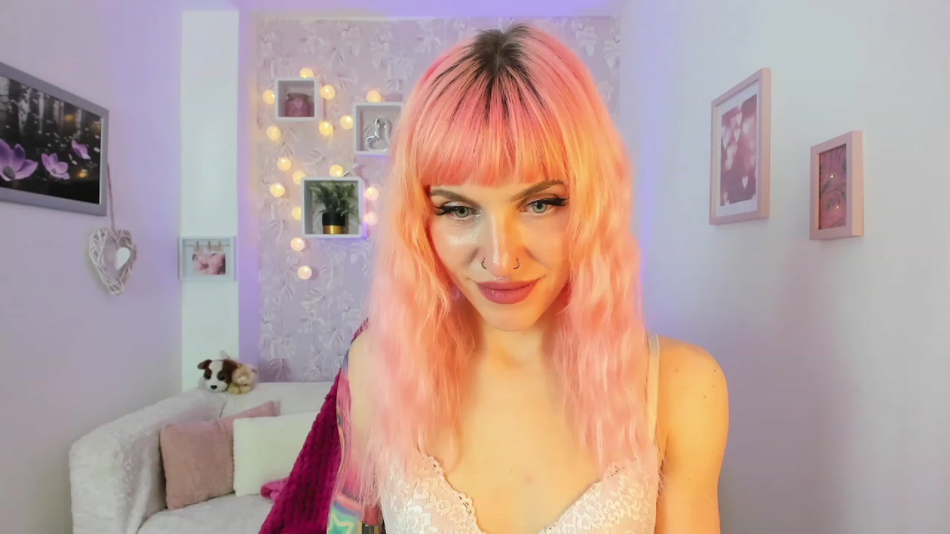 Gallery image thumbnail from Rouge_Girl's myfreecams stream on, 04/18/2023, 22:12 image 14 of 20